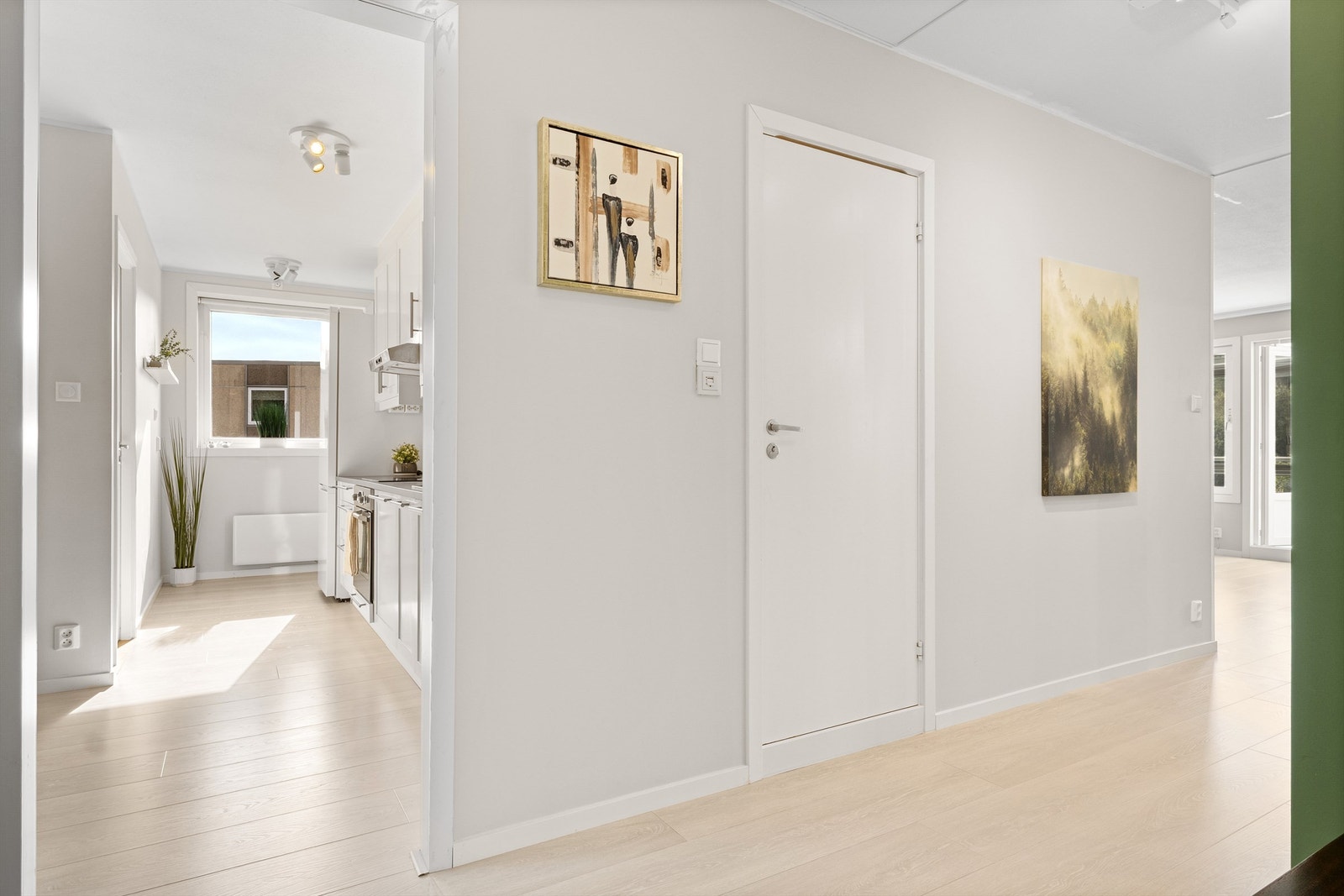 Gangen leder inn til bad, kjøkken og spisestue. Galleribilde