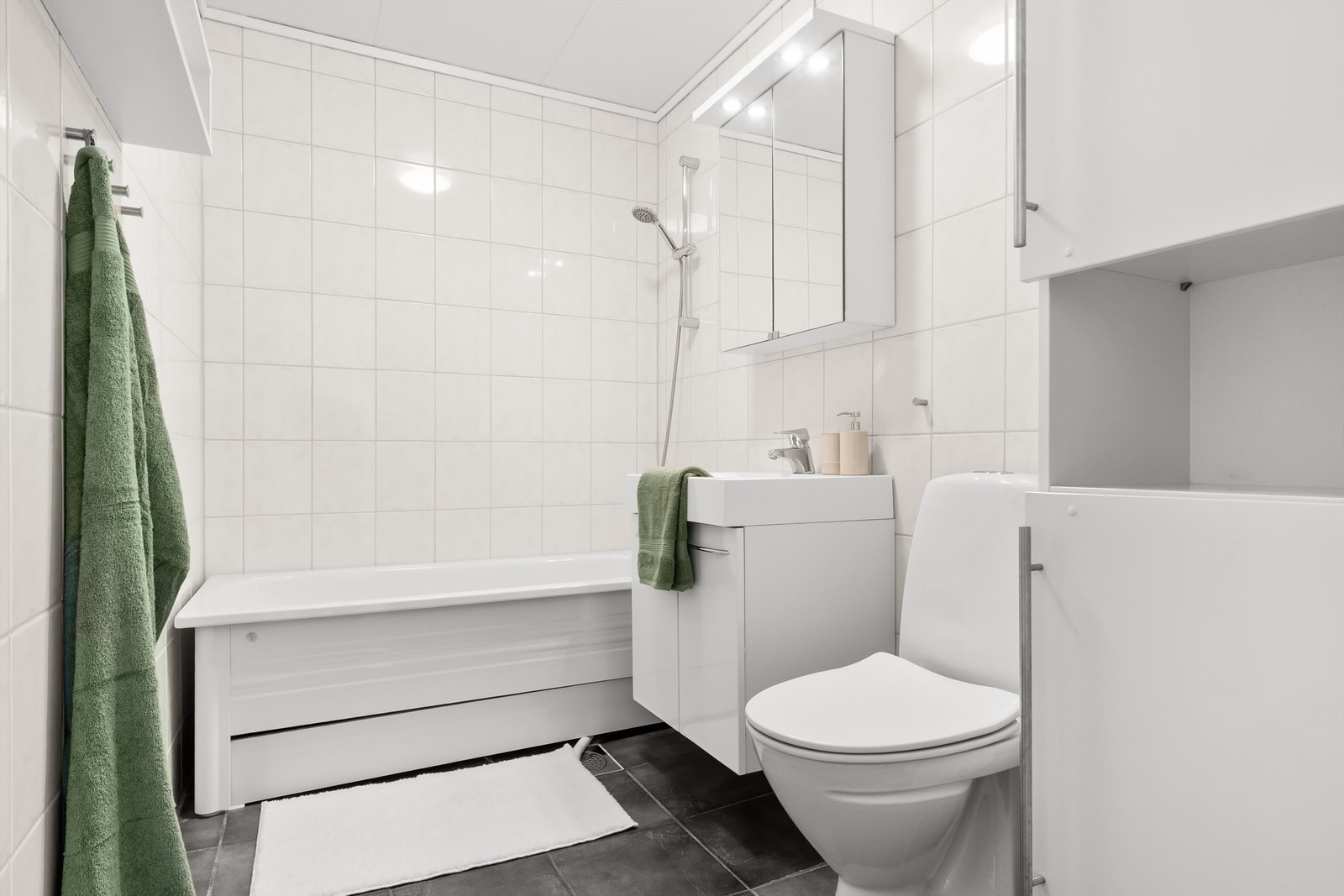 Helfliset bad med gulvvarme. Galleribilde