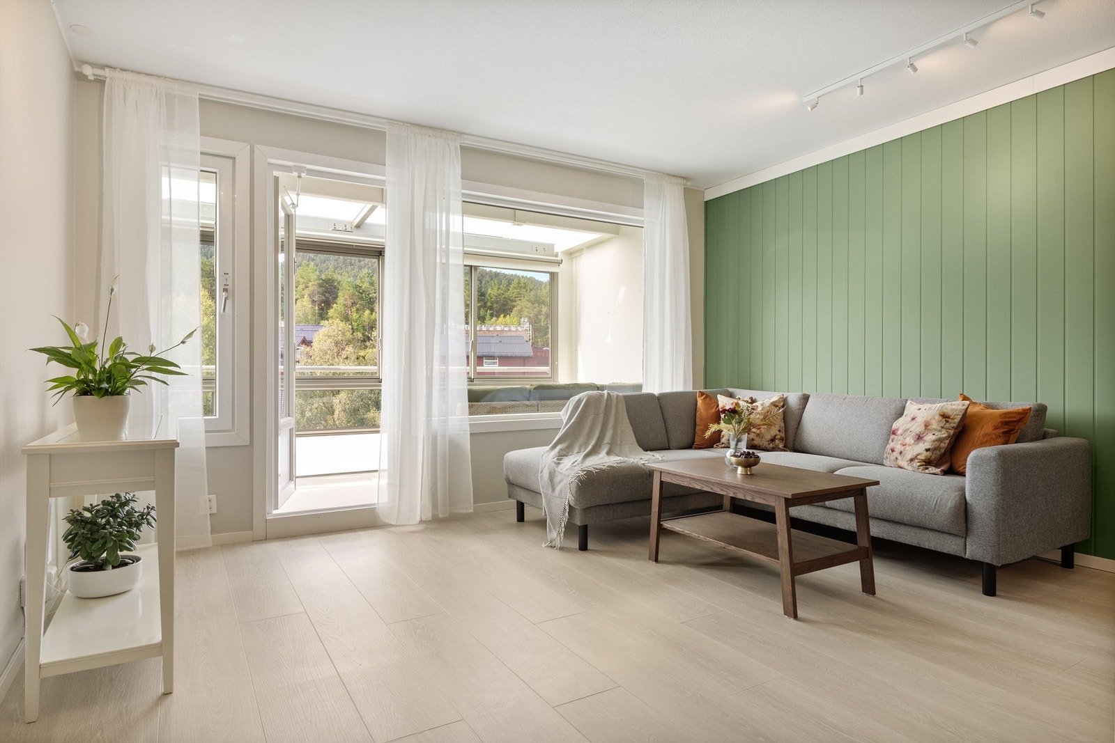 De store vindusflatene sørger for rikelig med lysinnslipp. Galleribilde