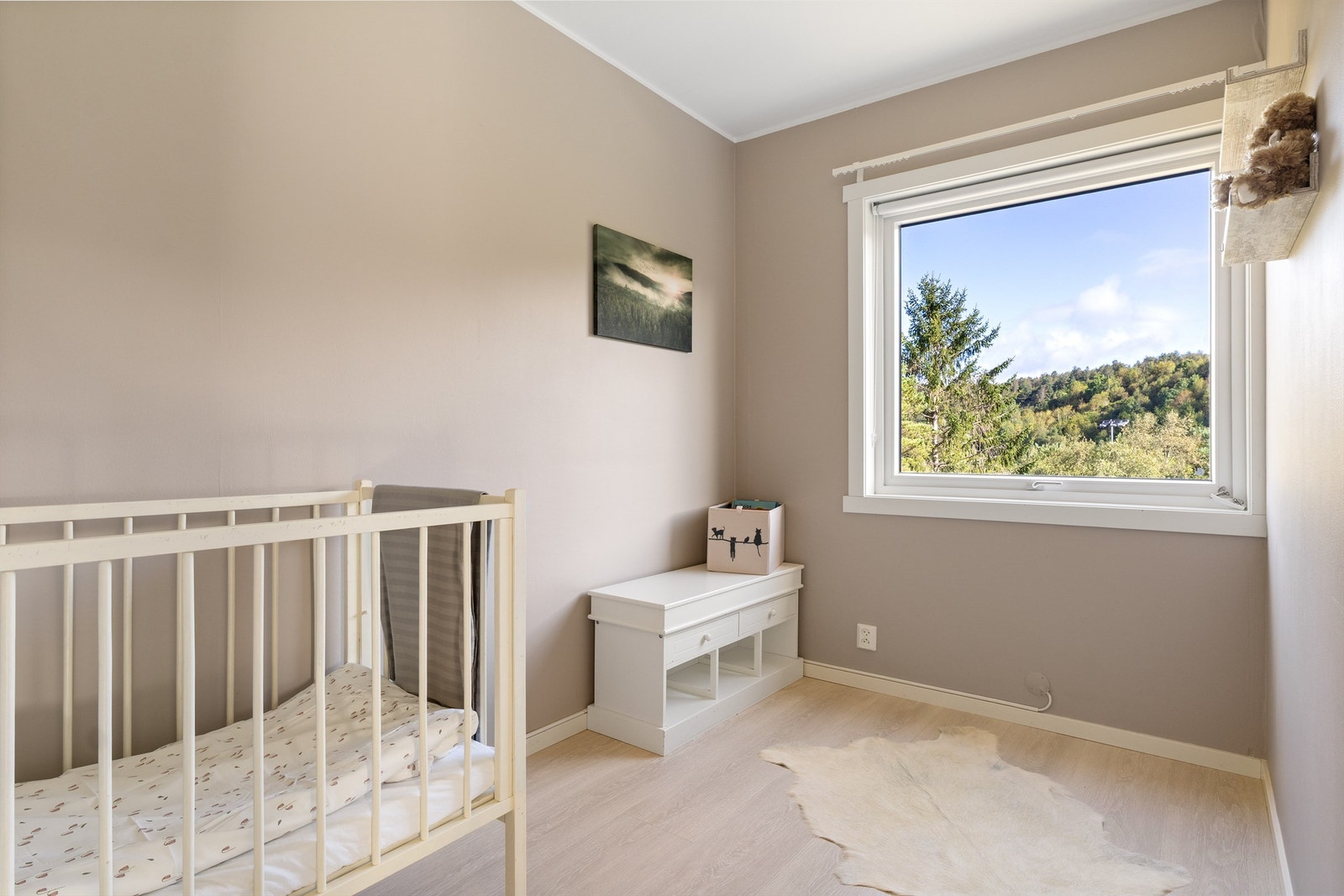 Leiligheten har totalt 3 soverom. Dette rommet er perfekt som barne- eller gjesterom. Galleribilde