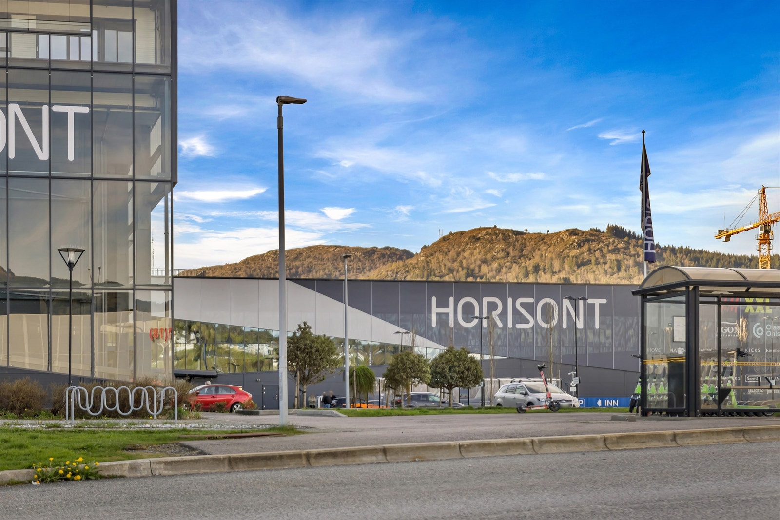 Horisont, Åsane Storsenter, Gullgruven, IKEA mm. er en kort kjøretur unna. Til Bergen sentrum har man en reisetid på ca. 15 minutter. Galleribilde