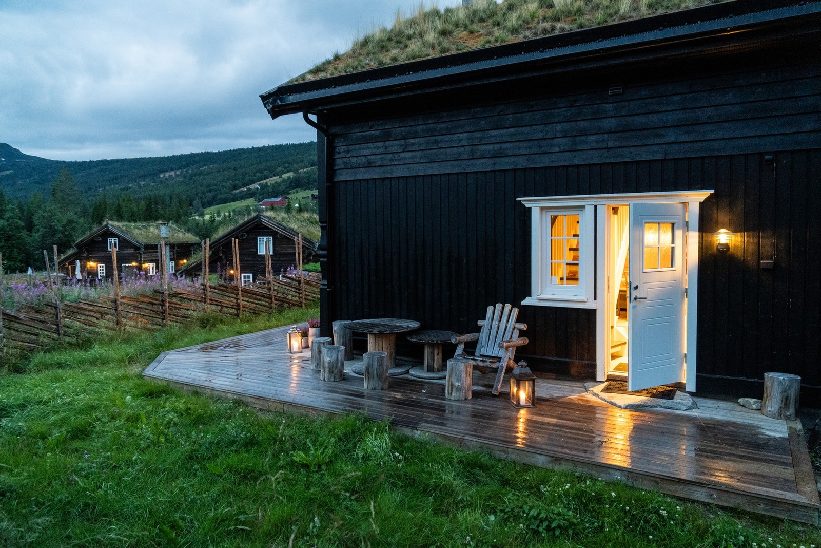 Flere lune og gode sitteplasser rundt hytta Galleribilde