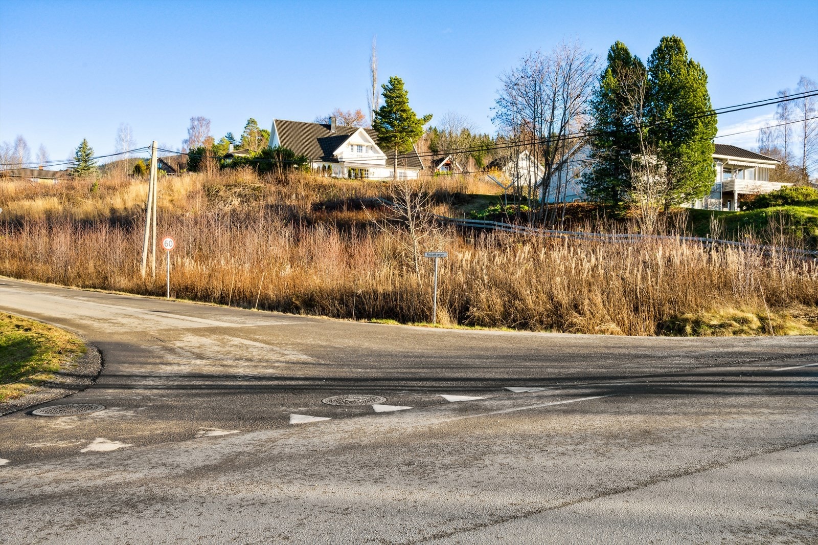 Området er veletablert og barnevennlig med gangavstand til barnehage og barneskole, samt bussholdeplass like ved Galleribilde