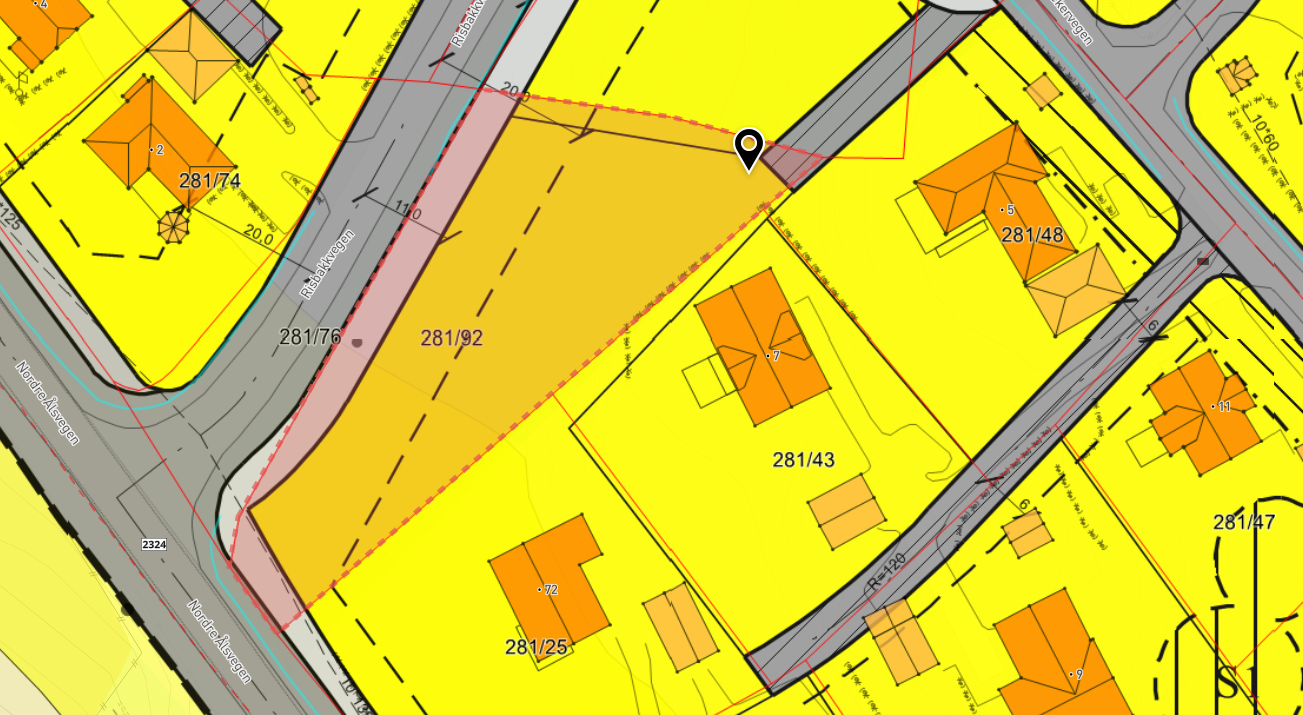 Stiplet linje viser byggegrensen mot Risbakkvegen. Gul støysone i nedre del av tomten. Galleribilde