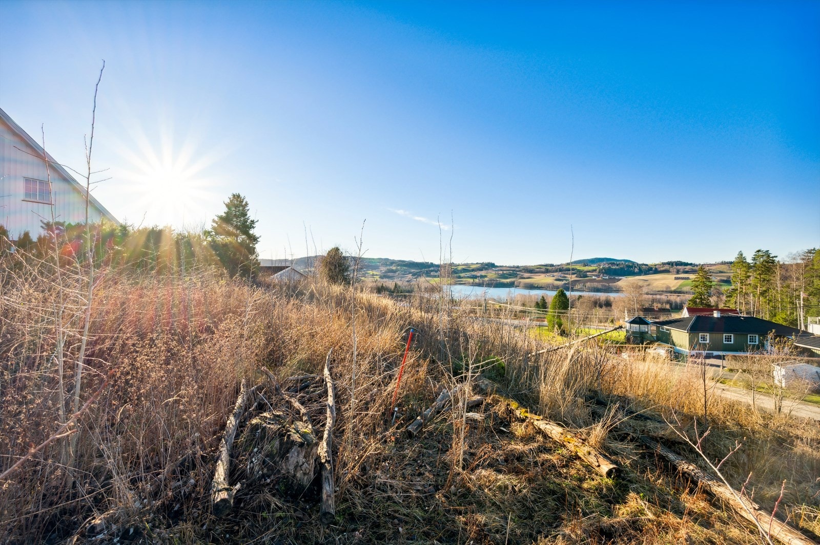 Fra eiendommen er det et bredt og fritt utsyn over Viggadalen og ned mot Jarenvatnet Galleribilde