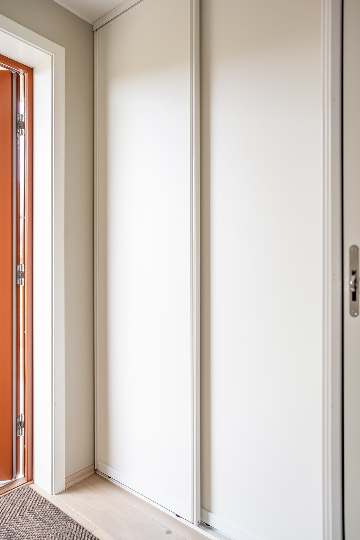 Praktisk skyvedørsgarderobe i entreen Galleribilde