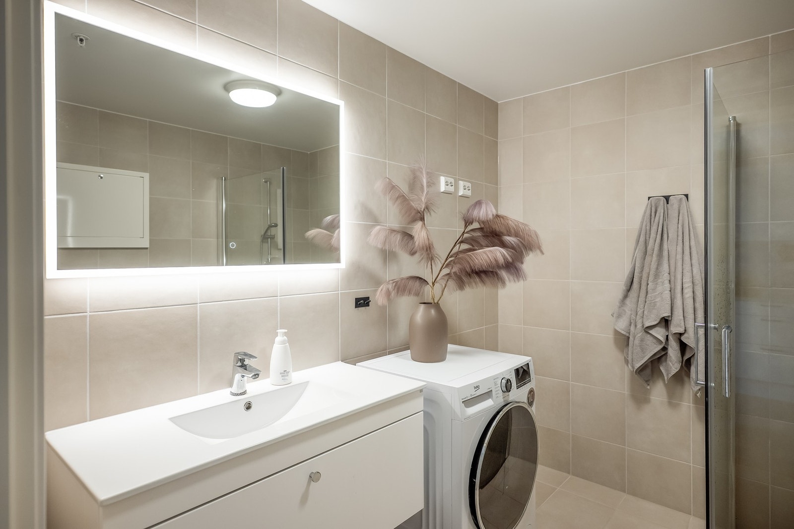 Delikat bad med alt av nødvendig utstyr Galleribilde