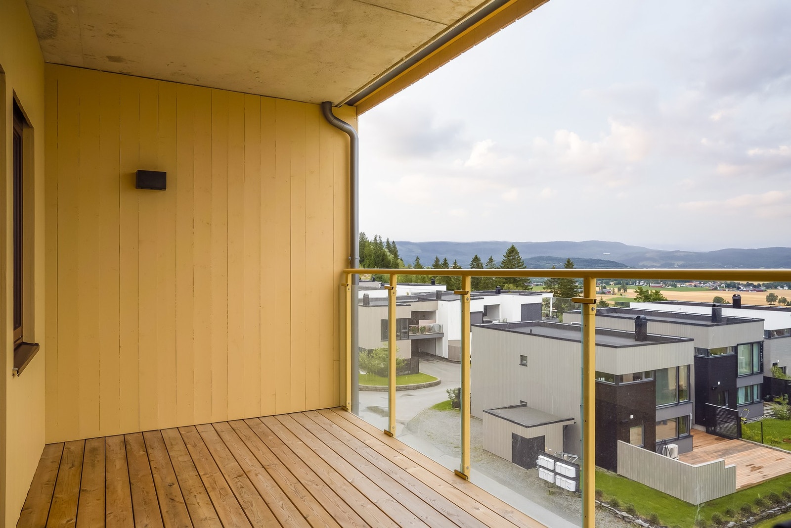 Leiligheten ligger i 4. etasje og har nydelige sol- og utsiktsforhold fra verandaen Galleribilde