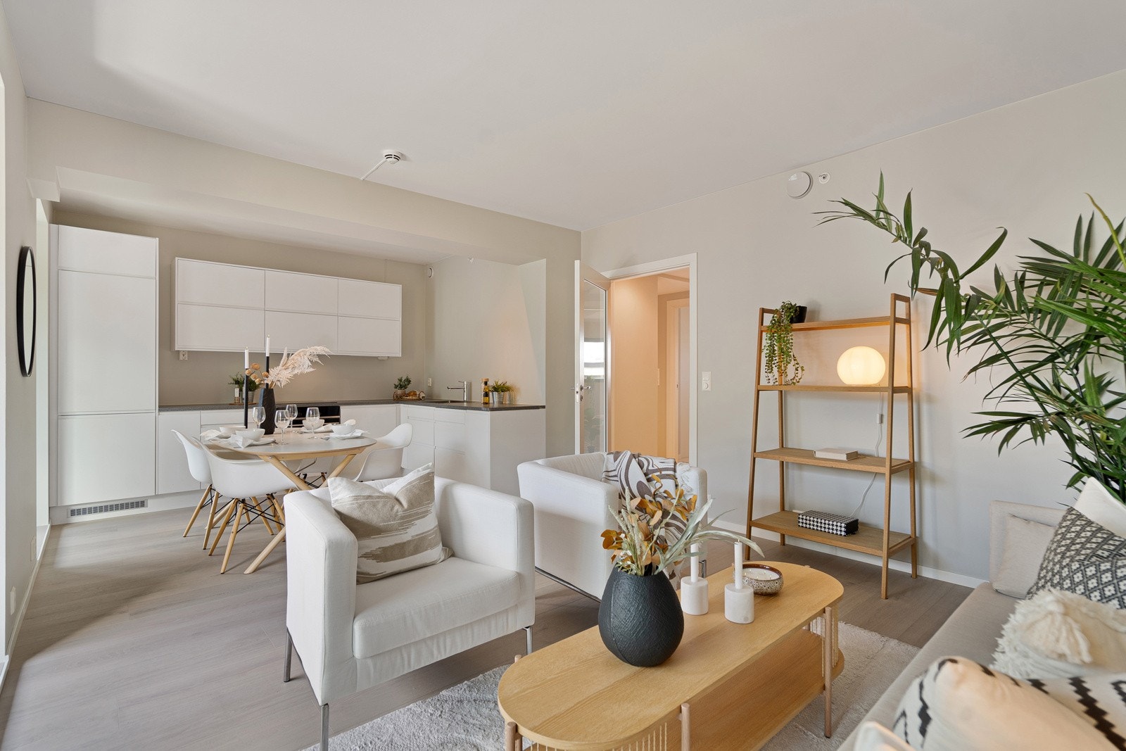 Åpen stue- og kjøkkenløsning som gir en lys og luftig atmosfære Galleribilde