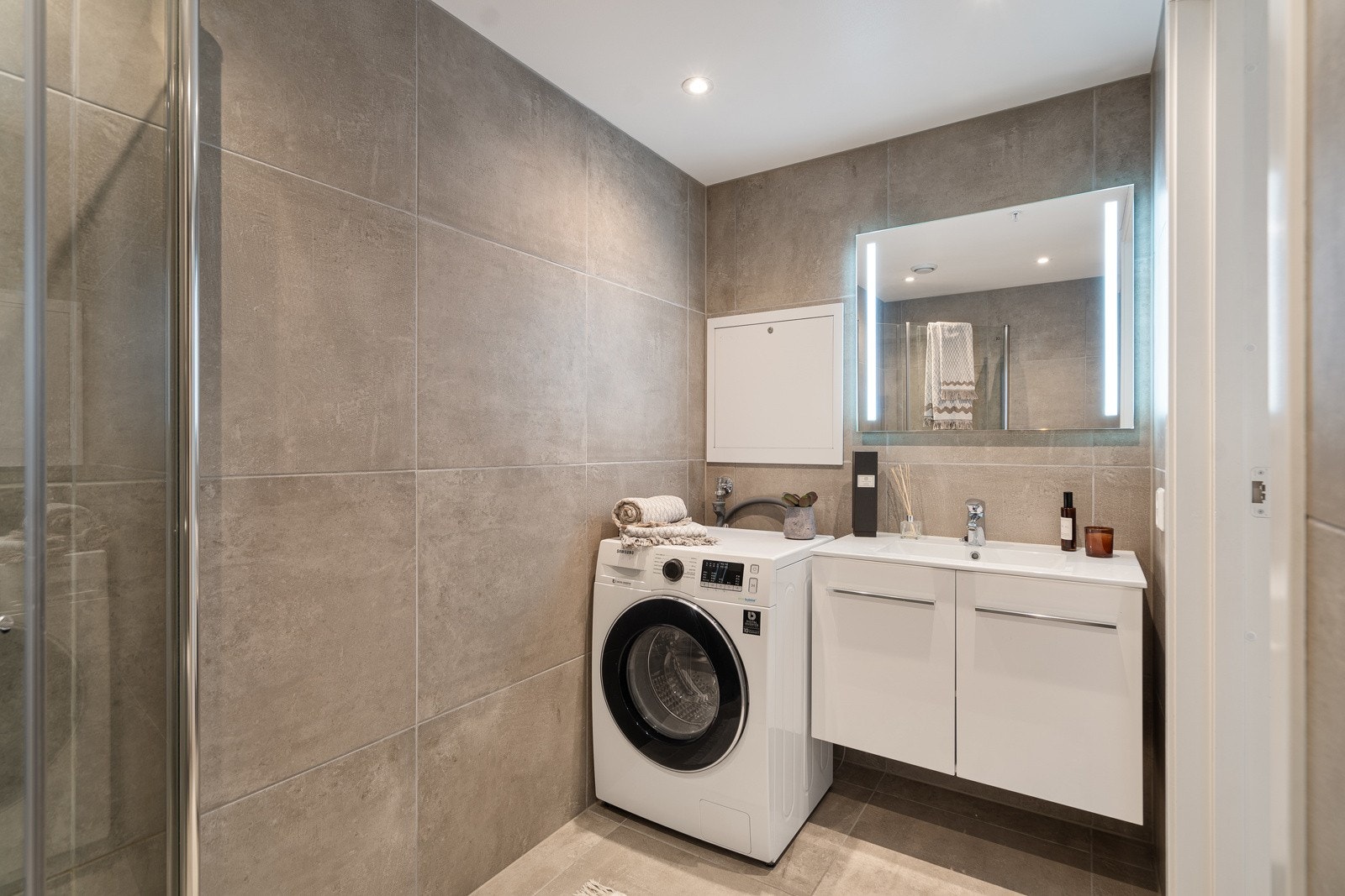 Pent bad med opplegg til vaskemaskin Galleribilde