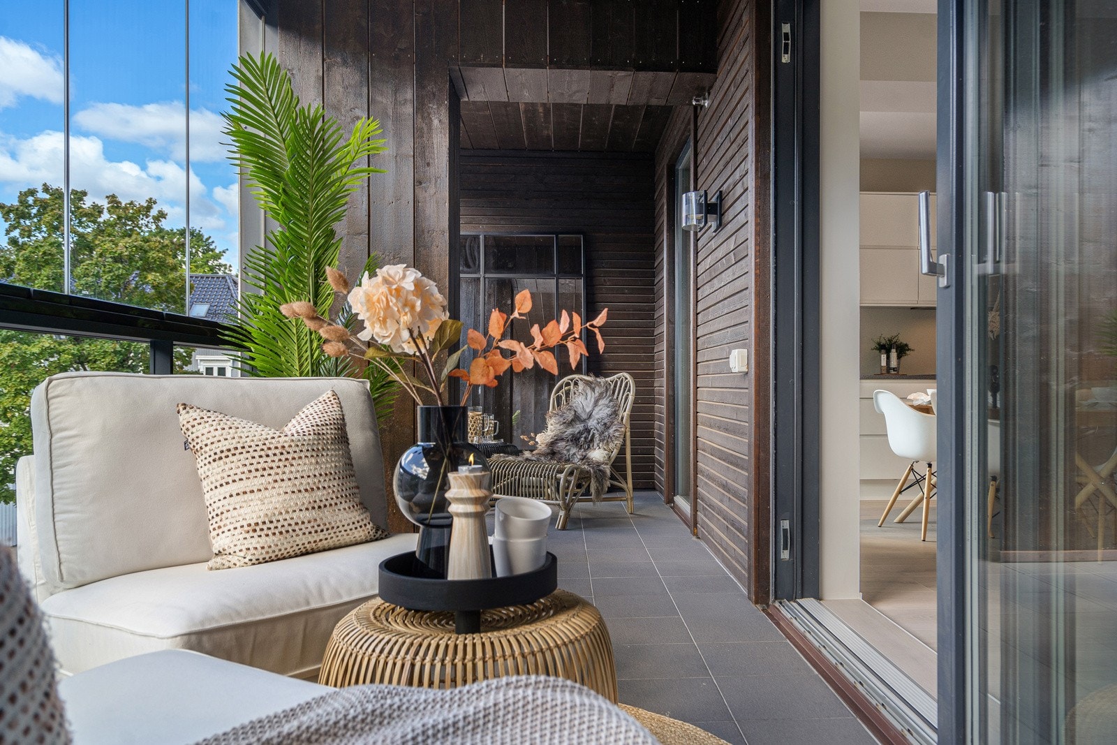 Balkongen er innglasset der glasser kan skyves til side ved behov Galleribilde