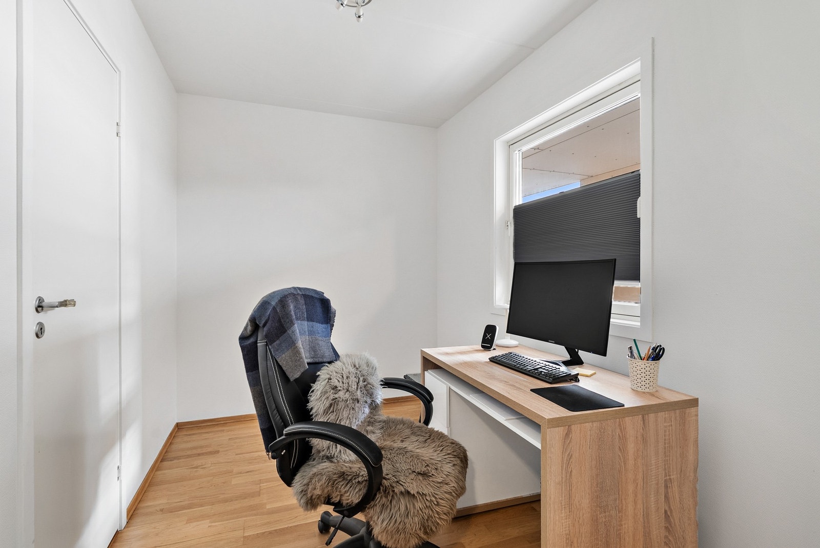 Soverom med tilknytning til entré.
Døren til venstre leder til en bod Galleribilde