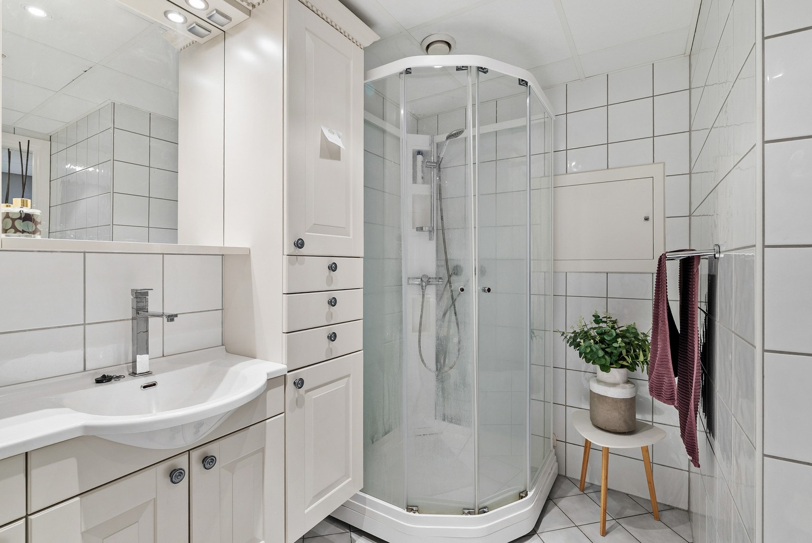 Installert dusjkabinett og byttet badromsinnredning i 2018.
Her er det mekanisk avtrekk som sørger for god ventilasjon Galleribilde