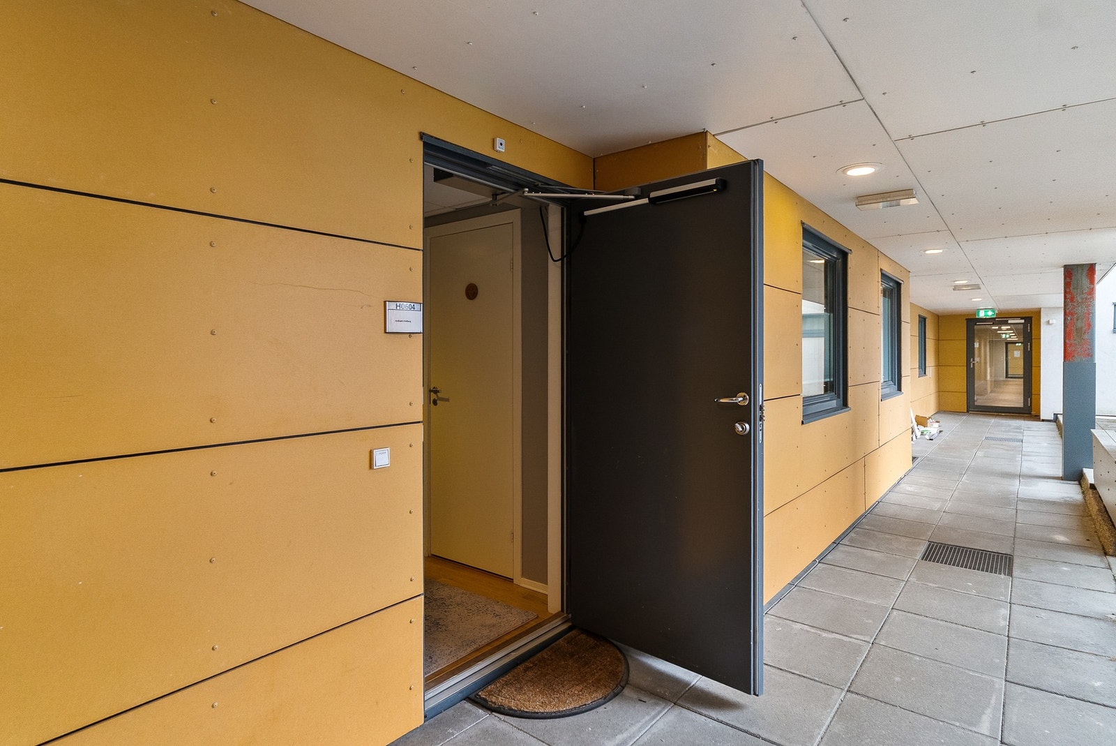 Det er montert 3 dørpumper for enkel adkomst - fra heisrommet, via mellomdøren til fellesarealet og helt inn til leilighetens inngangsdør Galleribilde