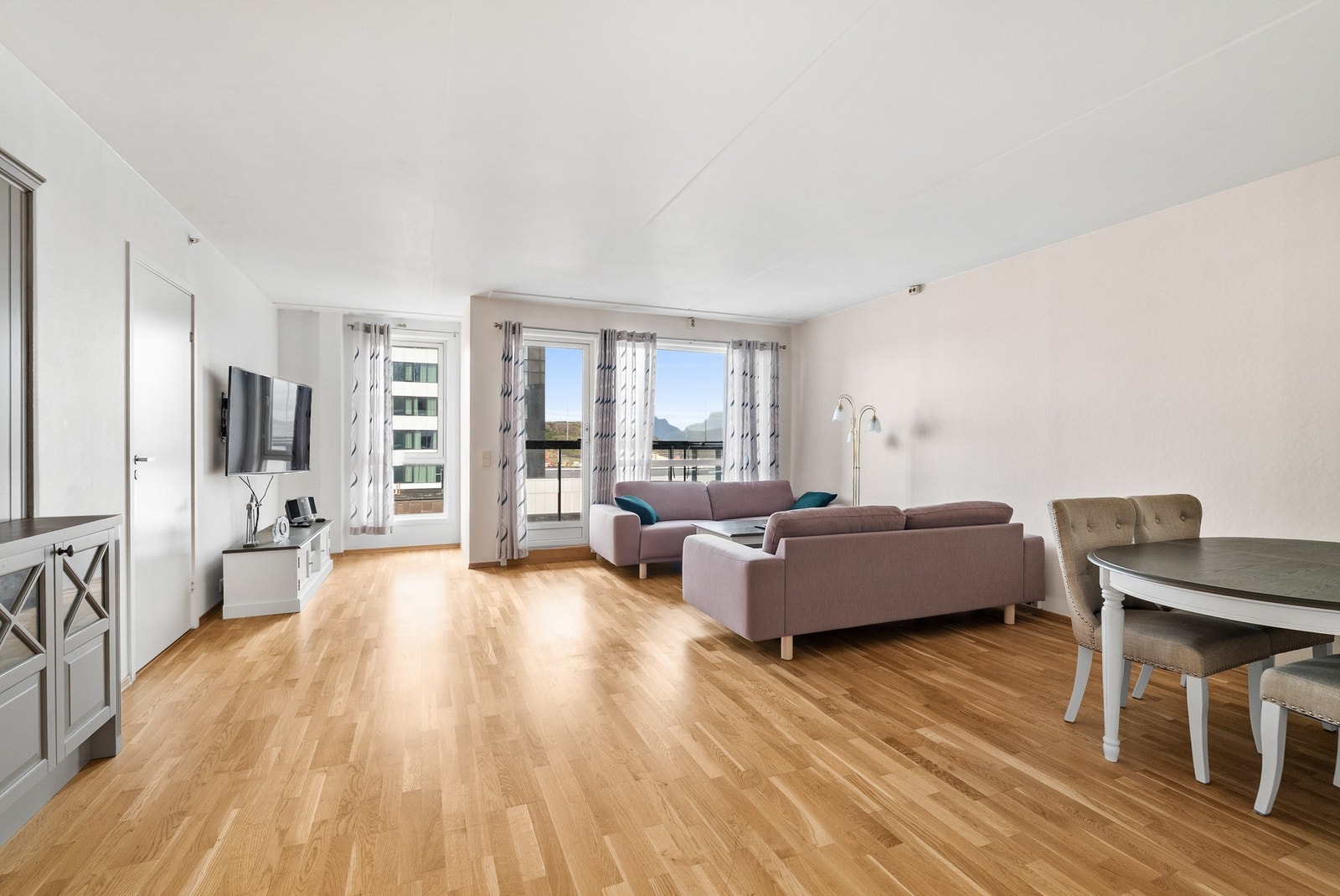 Stor og åpen stue Galleribilde