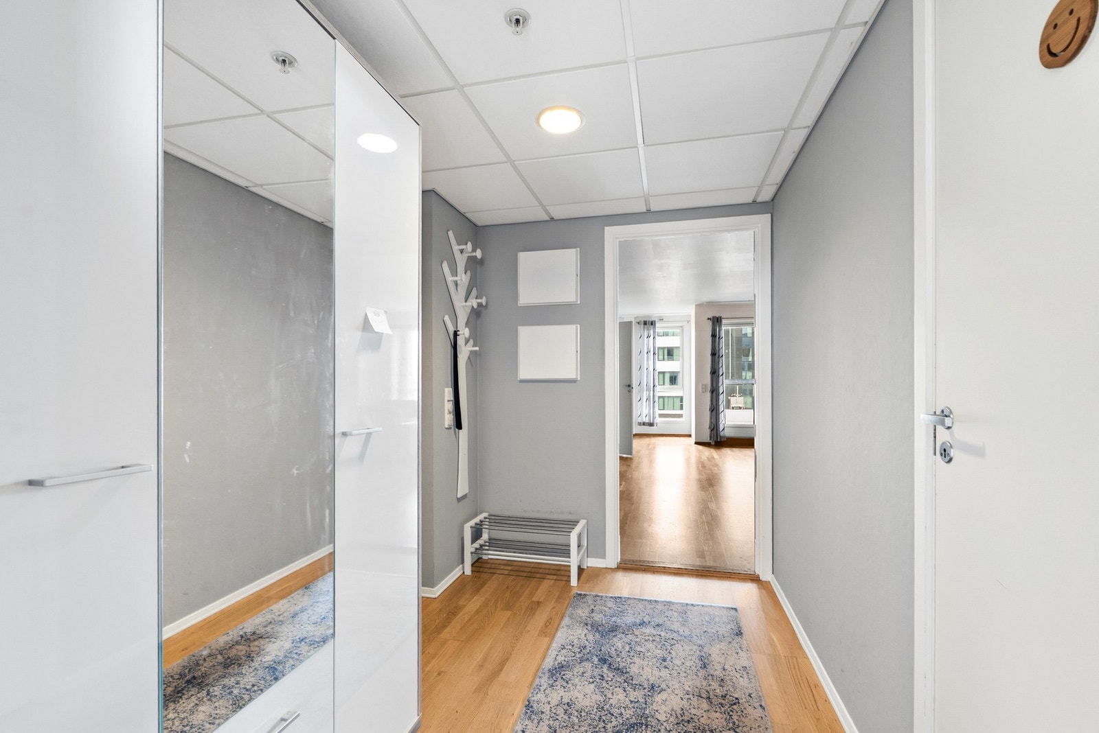 Velkommen inn! Romslig entré med plass til garderobeskap. Fra gangen har du tilgang til både bad og soverom. Galleribilde