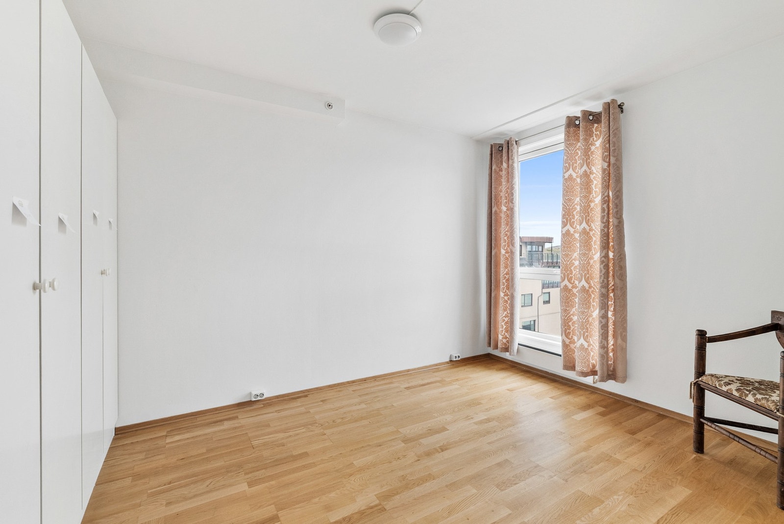 Hovedsoverommet er romslig - vendt mot Sjøgata Galleribilde