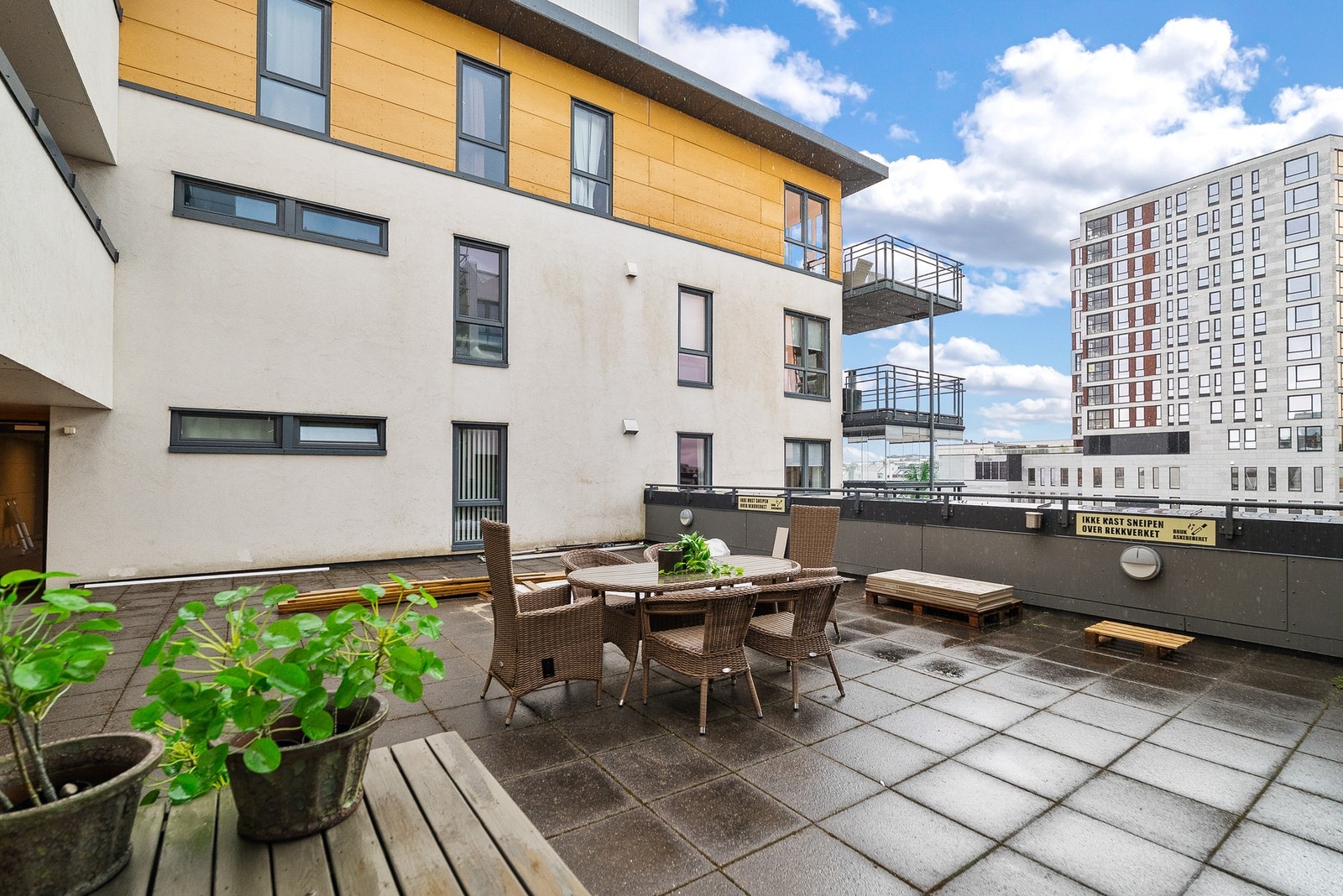 Fellesarealer ligger rett utenfor døren, her er det gode solforhold fra morgen og utover dagen Galleribilde