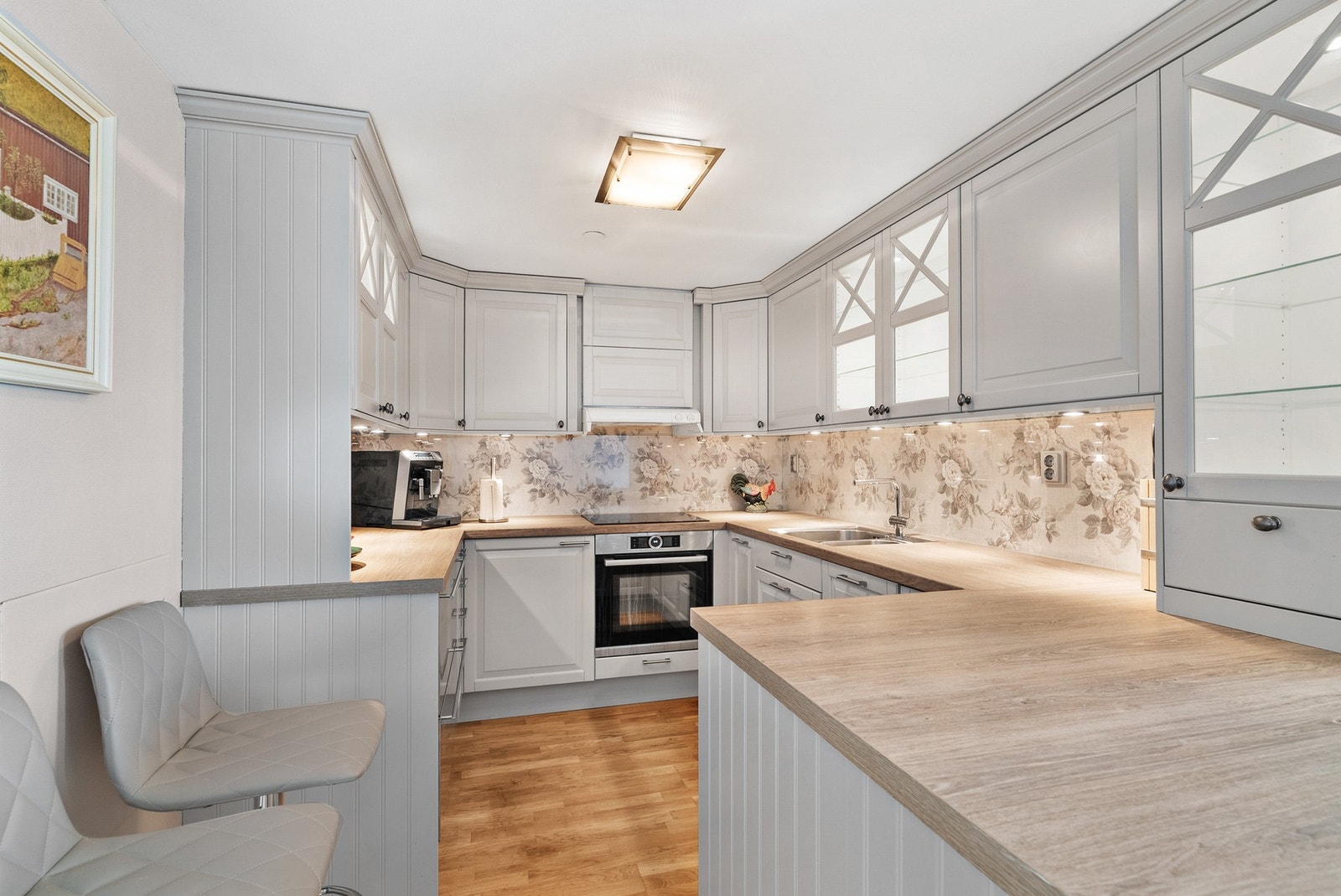 Lekkert og praktisk kjøkken med mye benkeplass og soft-close på skuffer og skap! Galleribilde