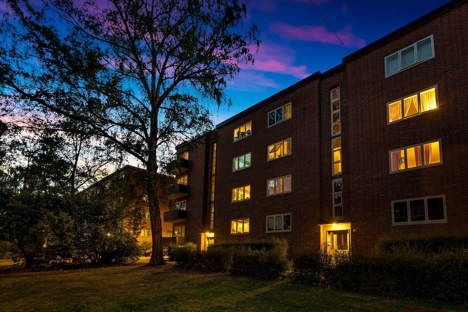 Klassisk teglbygg på Sinsen - et solid og godt vedlikeholdt bygg fra 1938 med oppgraderte vinduer fra 2020 og taktekking fra 2017. Galleribilde