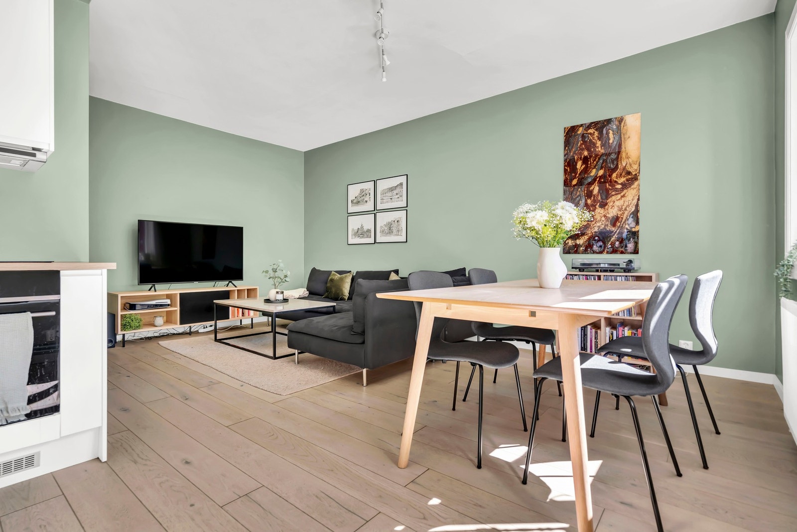 God plass til større sofagruppe og spisebords sone, uten at romfølelsen settes på spill. Galleribilde