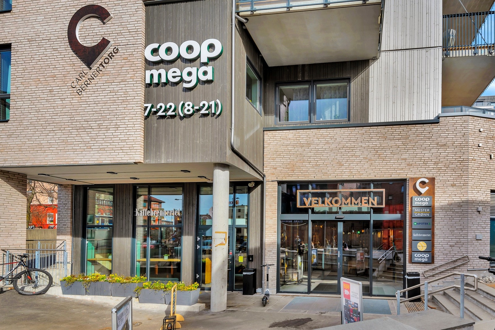 Kun 11 minutters gange fra leiligheten finner du Carl Berner-krysset, et knutepunkt med butikker, kaféer, apotek og dagligvare. Galleribilde