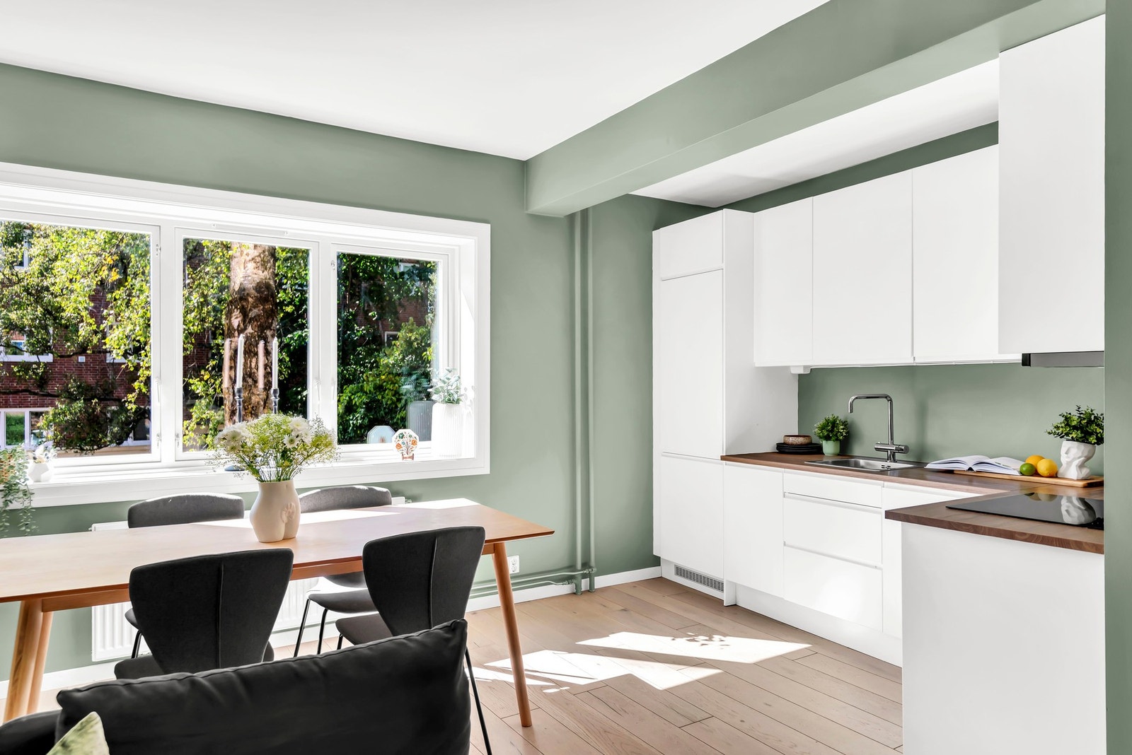 Det strømmer inn med naturlig sollys, her er det lett å trives. Galleribilde