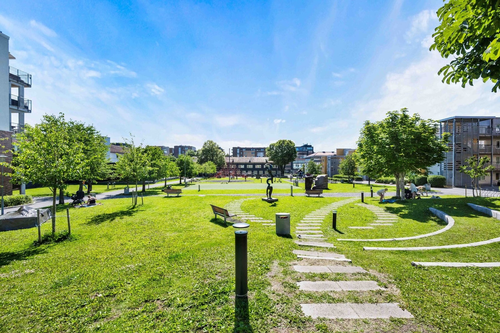 En kort spasertur på 14 minutter tar deg til vakre Torshovparken et grønt fristed med store gressplener, lekeplasser, kunst og utsikt. Galleribilde