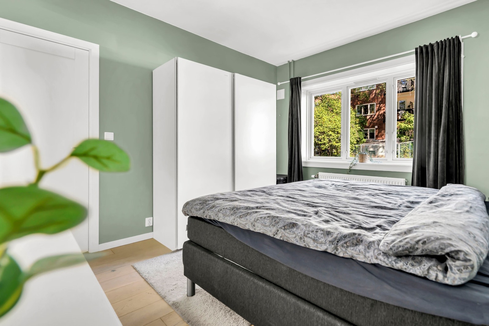 Her får du god plass til ekstra stor dobbeltseng, garderobeløsning og en ytterligere sone. La det være sminkebord eller en kontorløsning. Galleribilde