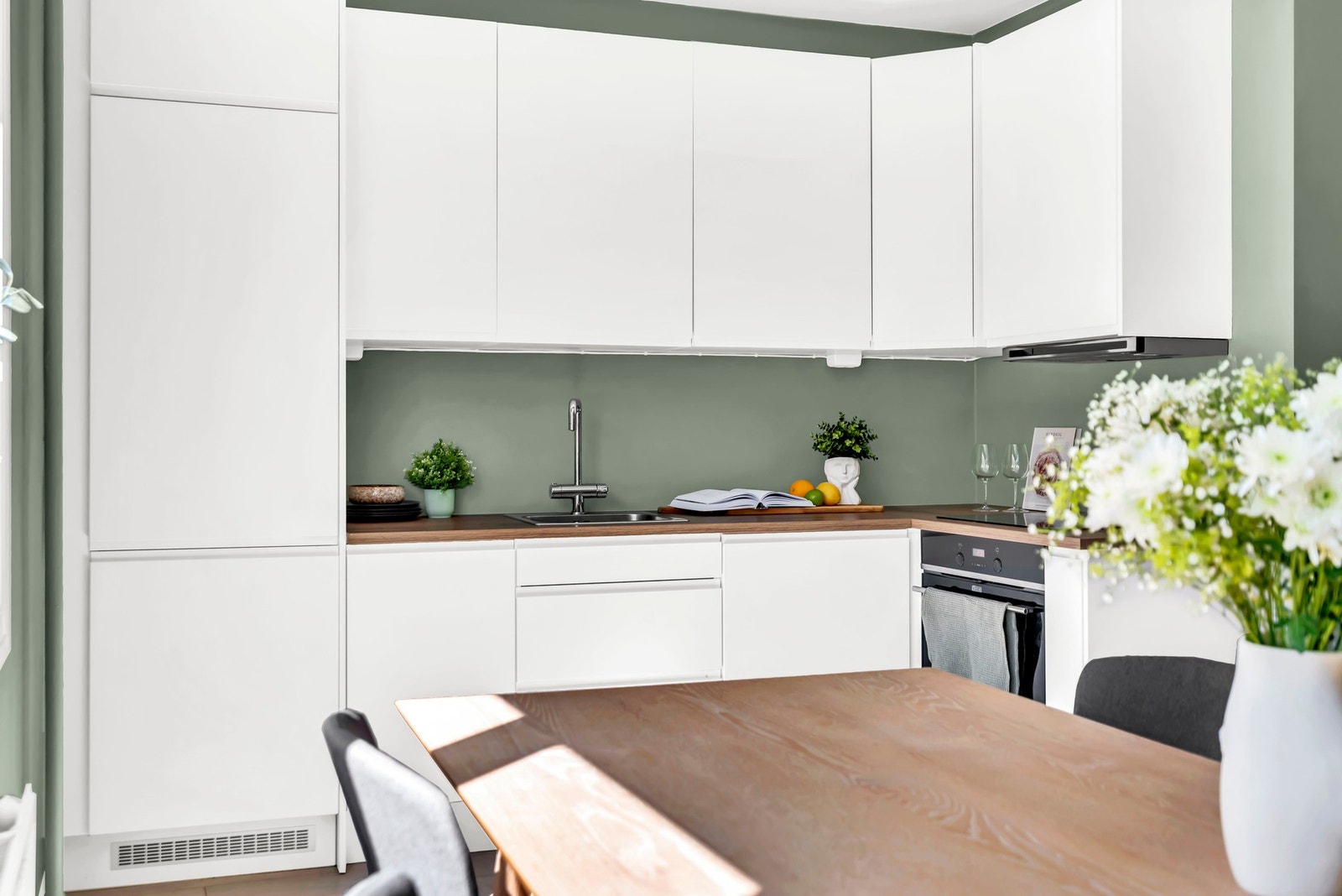 Stilrent kjøkken med integrerte hvitevarer. Galleribilde