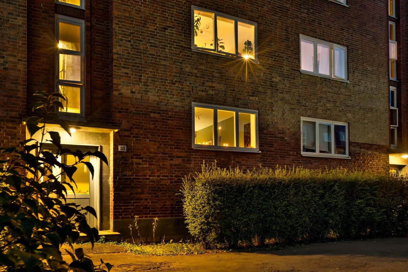 Magisk stemning - fasaden badet i kveldssol gir en varm og lun atmosfære som virkelig setter preg på hjemfølelsen. Galleribilde