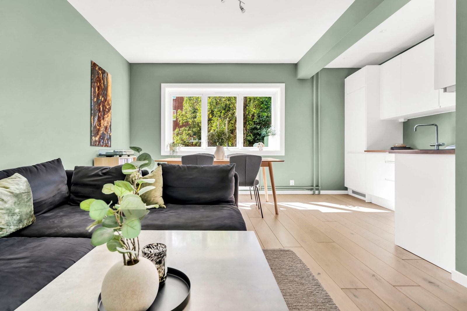 Åpen stue og kjøkkenløsning, rommet er generøst med god plass til at du trenger. Galleribilde