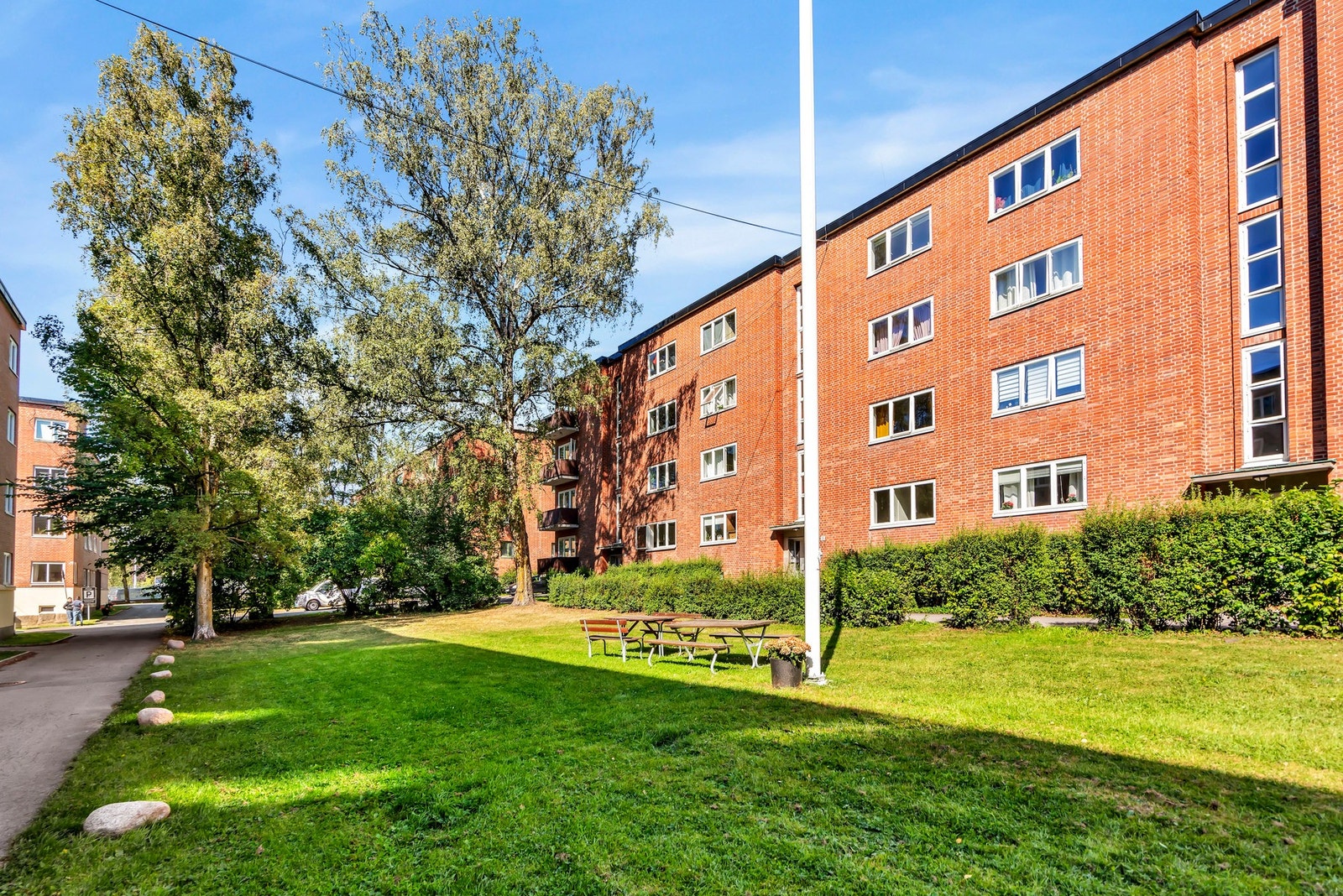 Grønt og rolig - pent opparbeidede fellesarealer med gressplen, prydbusker og sittegrupper for både småbarnsfamilier og ettermiddagssol. Galleribilde