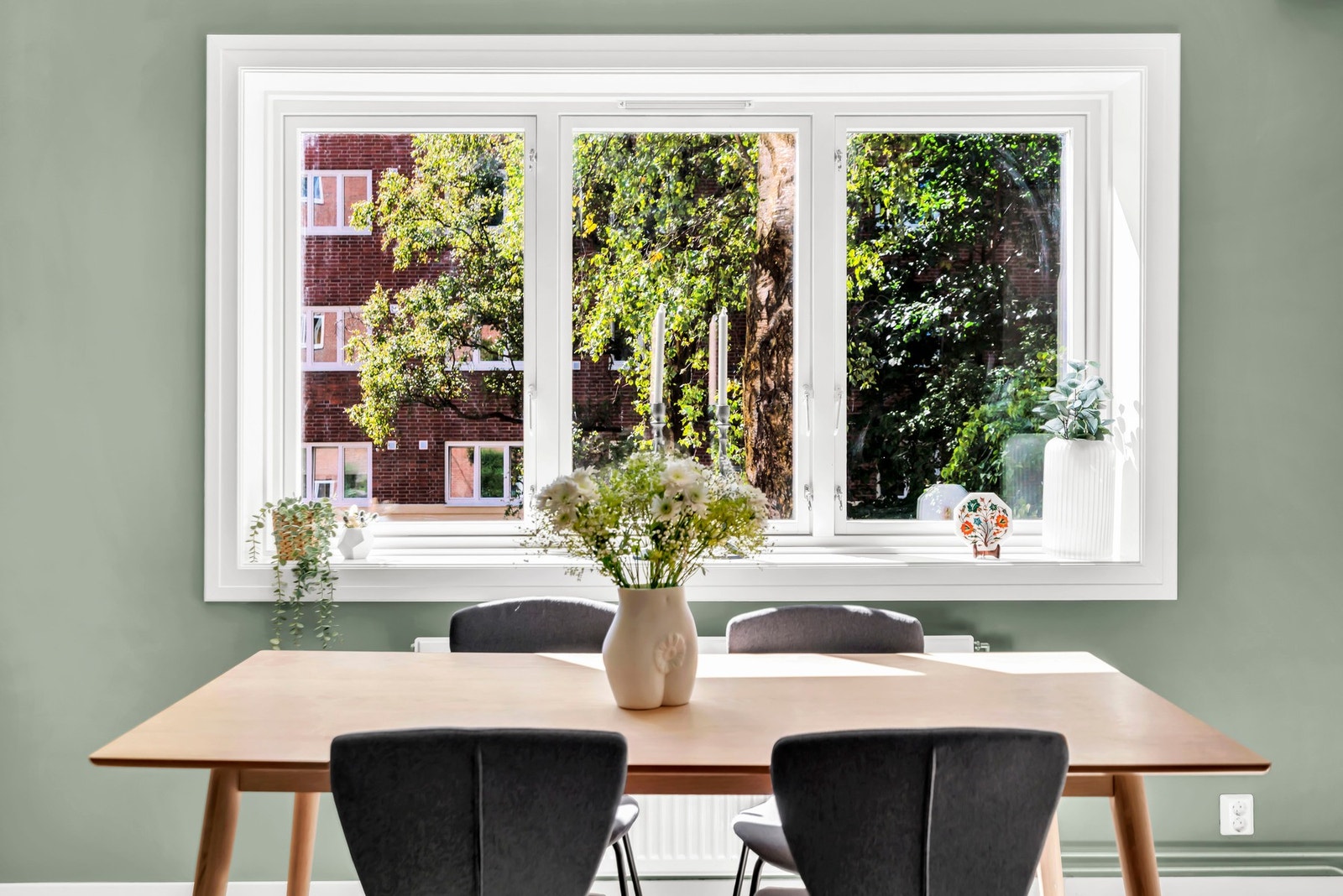 Stuen er vendt ut mot lukket og nydelig grønt areal. Galleribilde