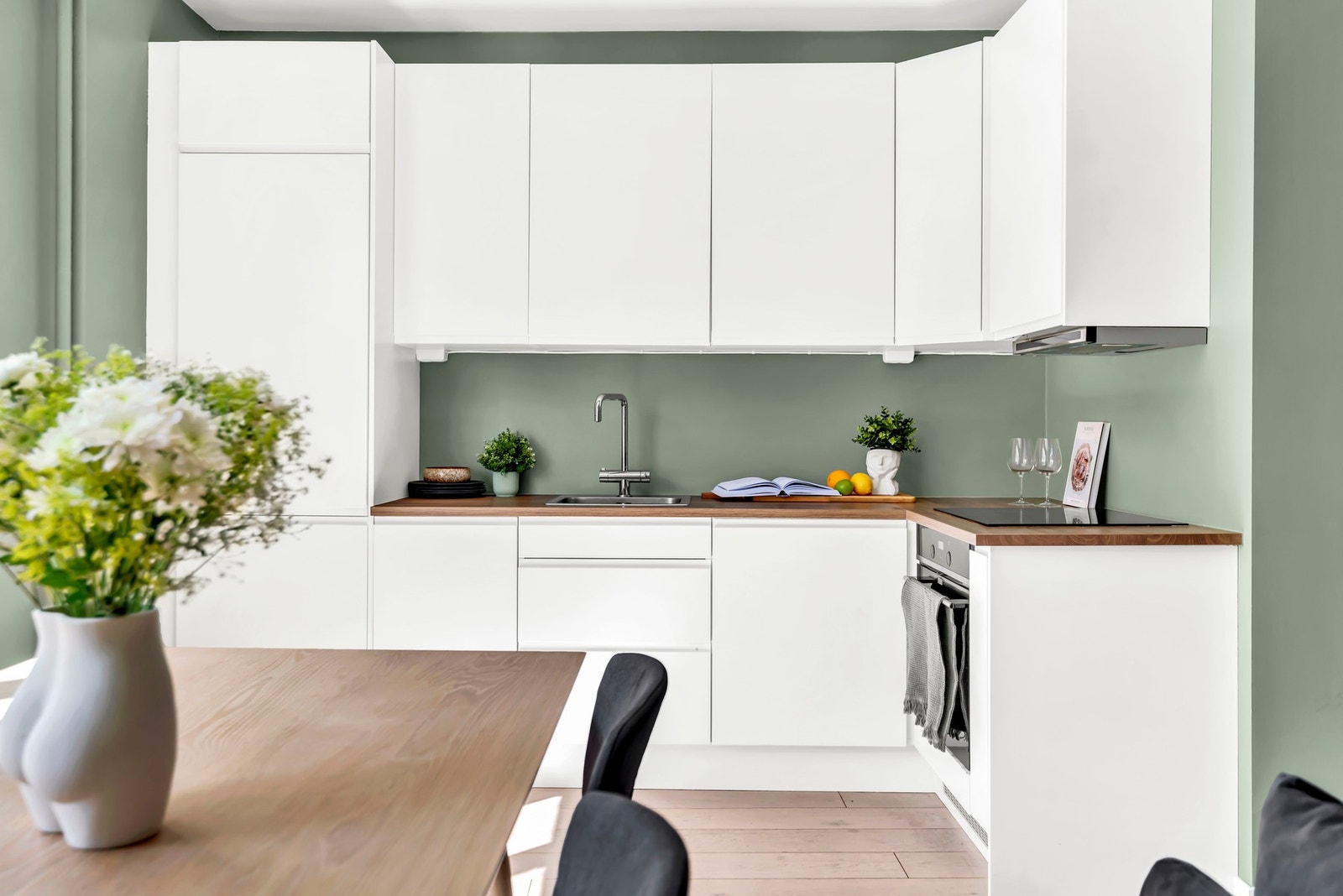 Kjøkkenet er perfekt for deg som er glad i å lage mat, god skappplass og god benkeplass. Den praktiske planløsningen bekreftes med kjøkkenløsningen. Åpent men fortsatt bortgjemt i eget hjørne! Galleribilde