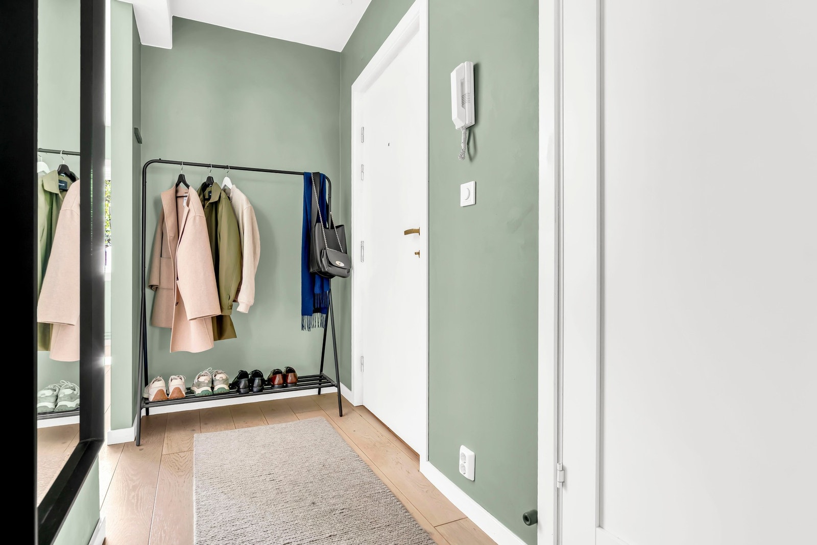 Entré | Velkommen inn - lys og praktisk entré med garderobeløsning og smart flyt til alle rom. Galleribilde