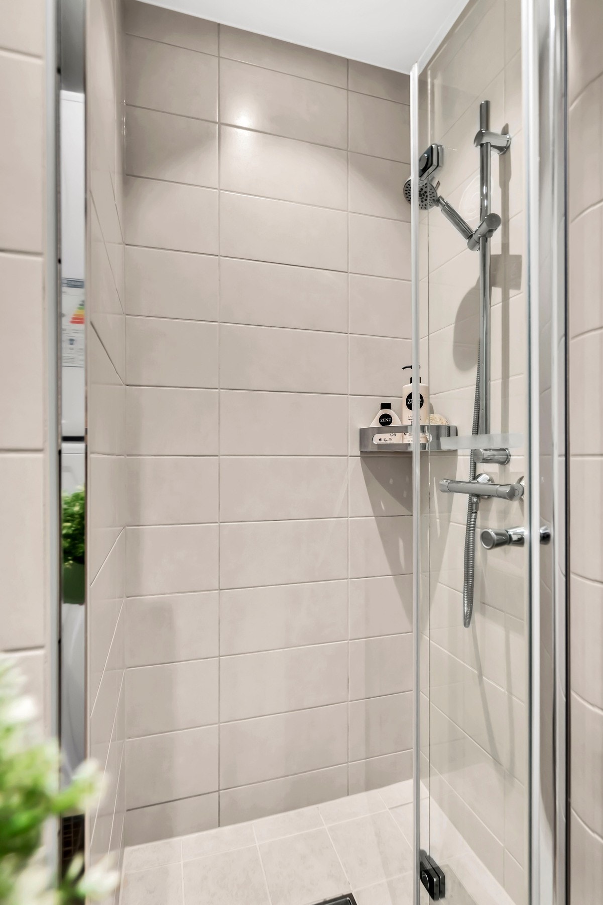 Badet er strøkent og byr på en nydelig atmosfære med delikate materialvalg. Galleribilde