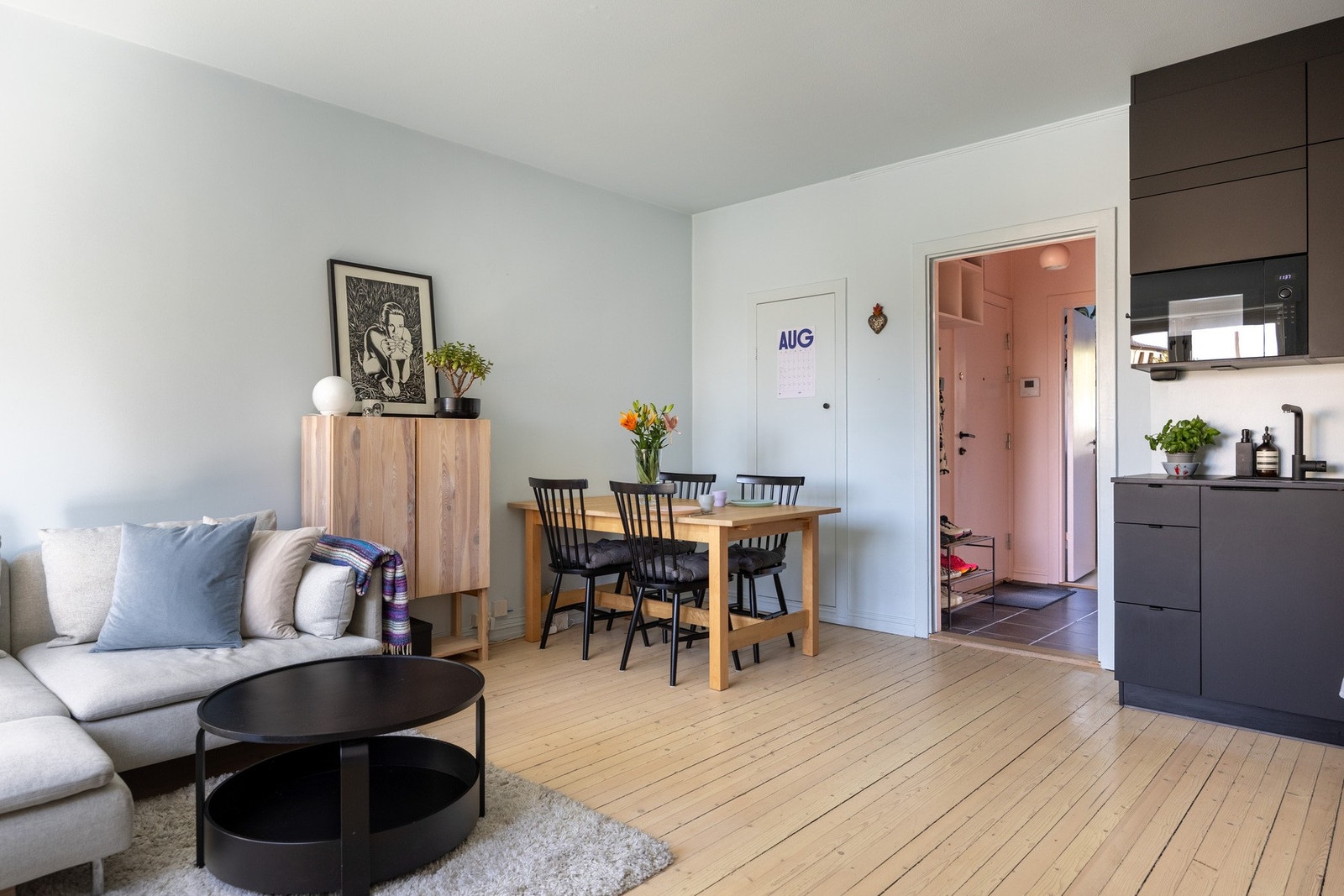 Praktisk planløsning med åpen kjøkkenløsning vendt mot stue. Galleribilde