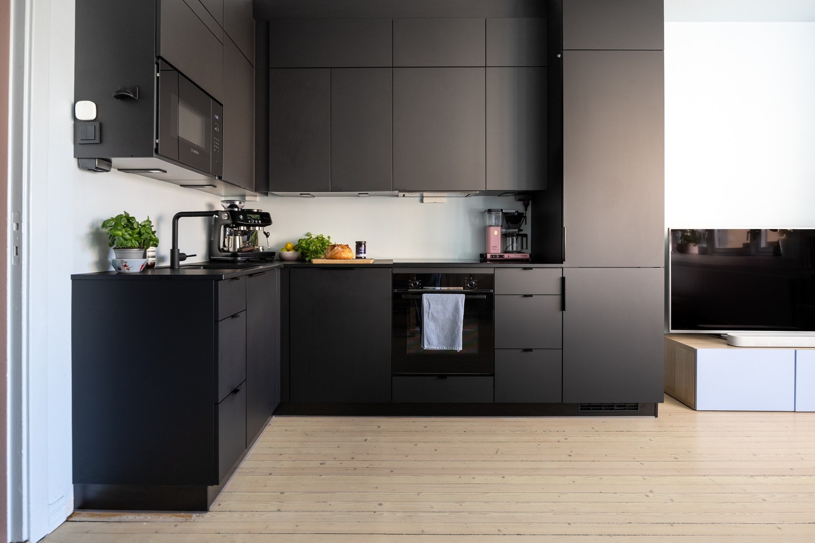 Nyere og moderne kjøkken i minimalistisk stil som løfter helhetsinntrykket av leiligheten. Galleribilde