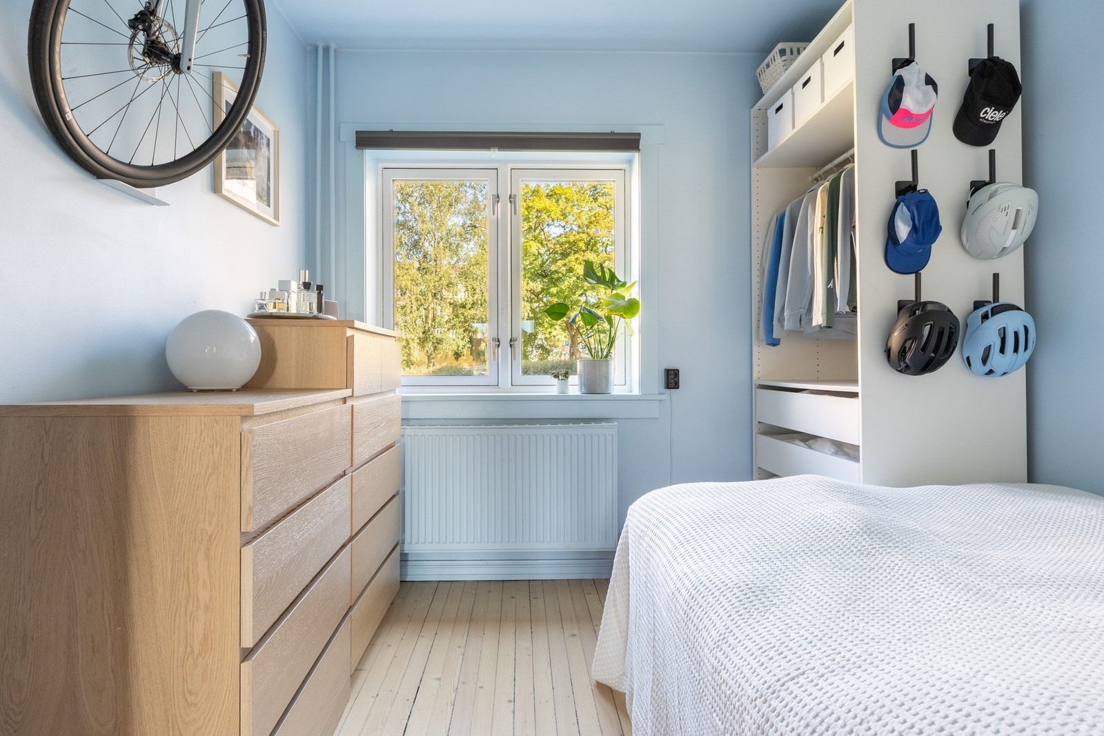 Soverommet er vendt mot en åpen gressplen og det er ingen direkte innsyn. Galleribilde