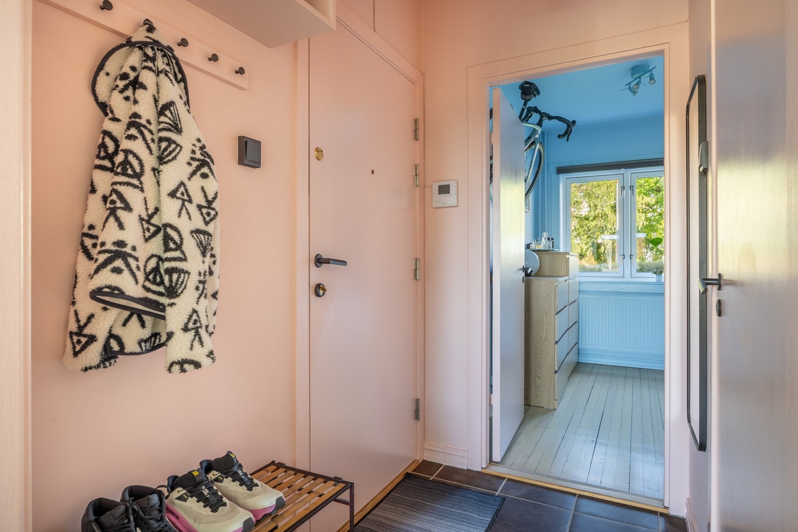 Du blir ønsket velkommen inn i en romslig entré malt i en moderne fargetone. Galleribilde