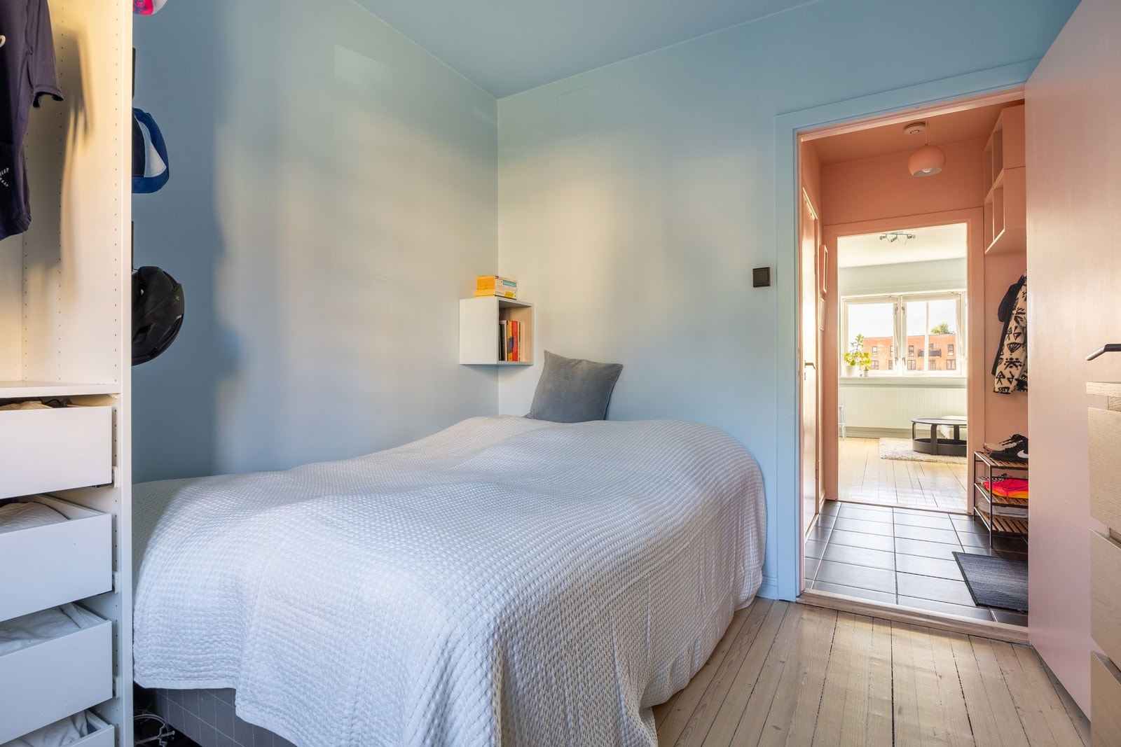 Leilighetens soverom er av god størrelse med plass til seng og garderobeløsning. Galleribilde