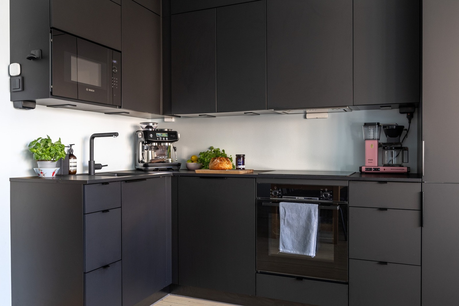 Kvik kjøkkeninnredning fra 2022 med mørke glatte fronter og pene detaljer. Galleribilde