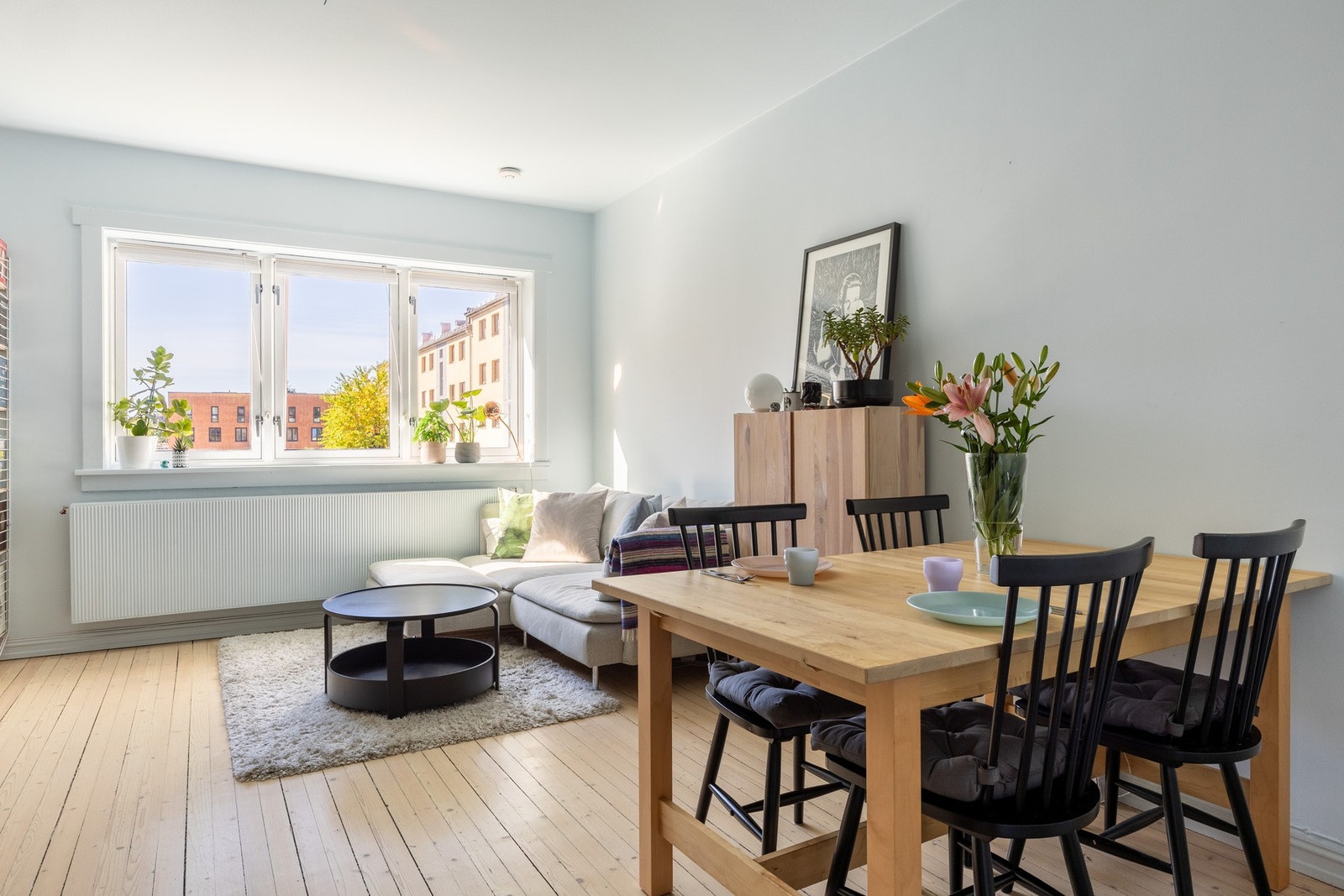 Store vindusflater som slipper inn mye naturlig lys. Tak og vegger i alle rom ble malt (og sparklet) høsten 2022. Galleribilde