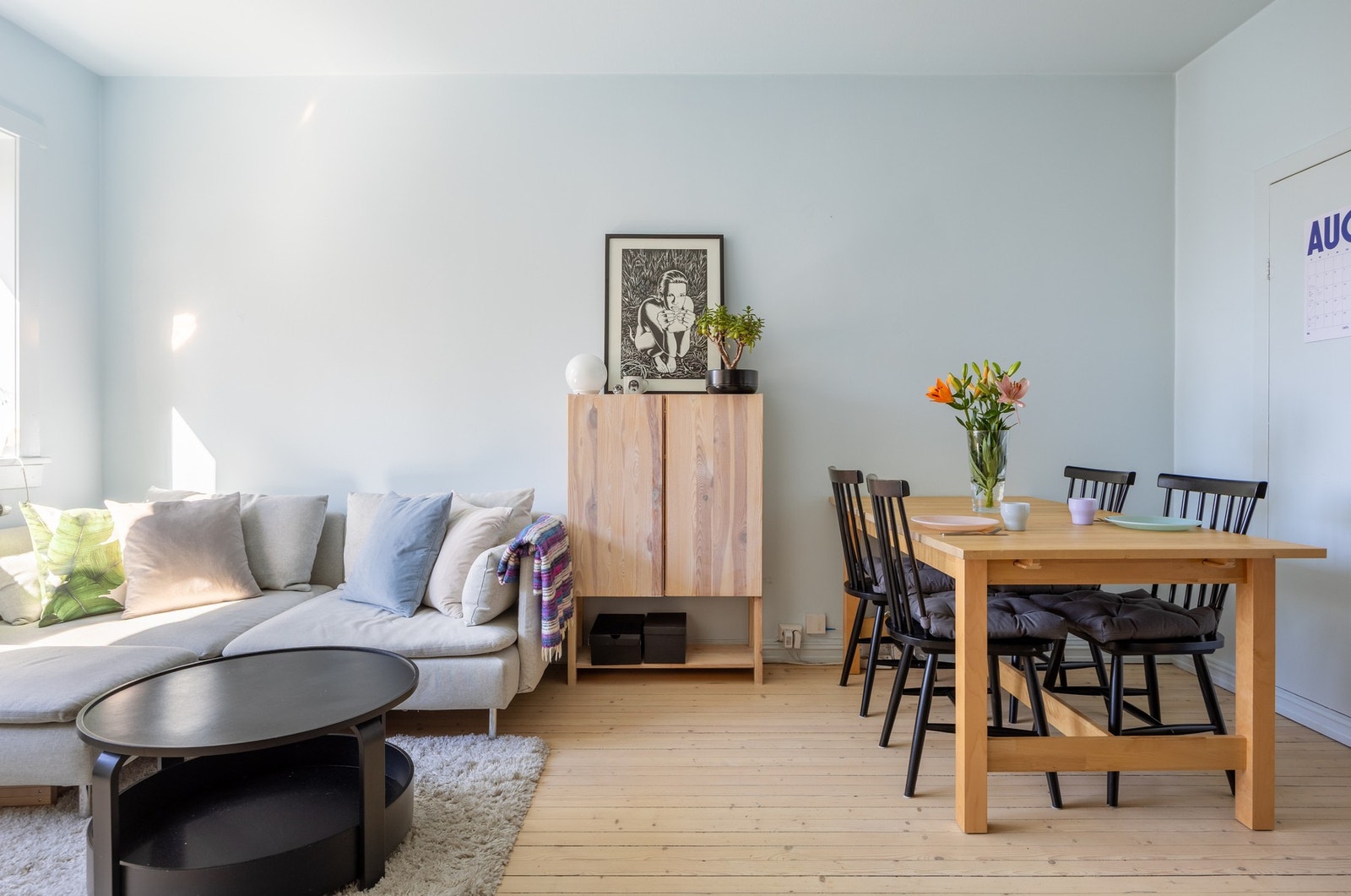 Den lille boden i stuen er perfekt for å lagre ytter jakker, støvsuger og bagger. Galleribilde