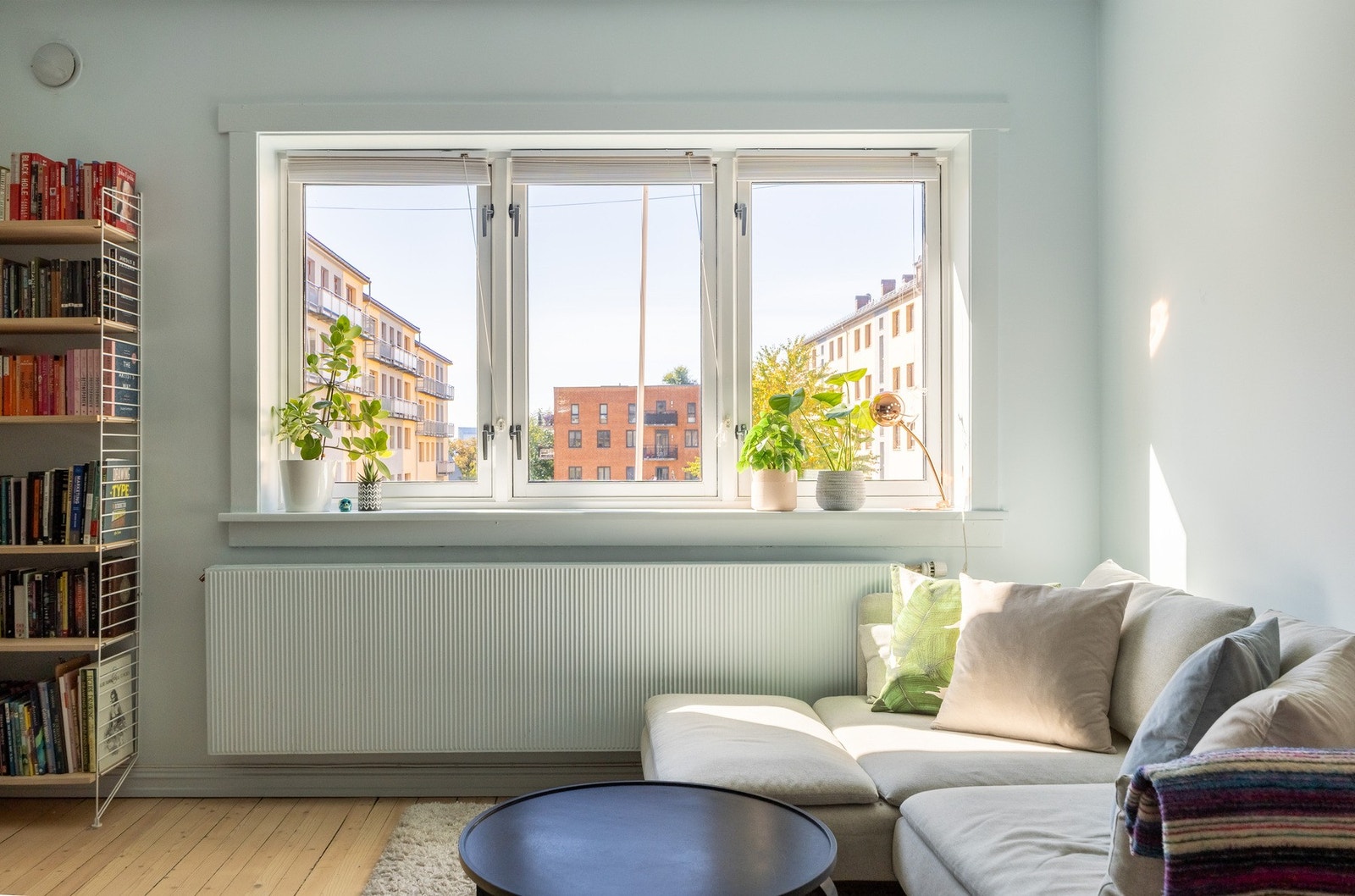 Høsten 2022 ble fiberstrie på alle vegger i stue, gang og soverom sparklet og malt. Galleribilde