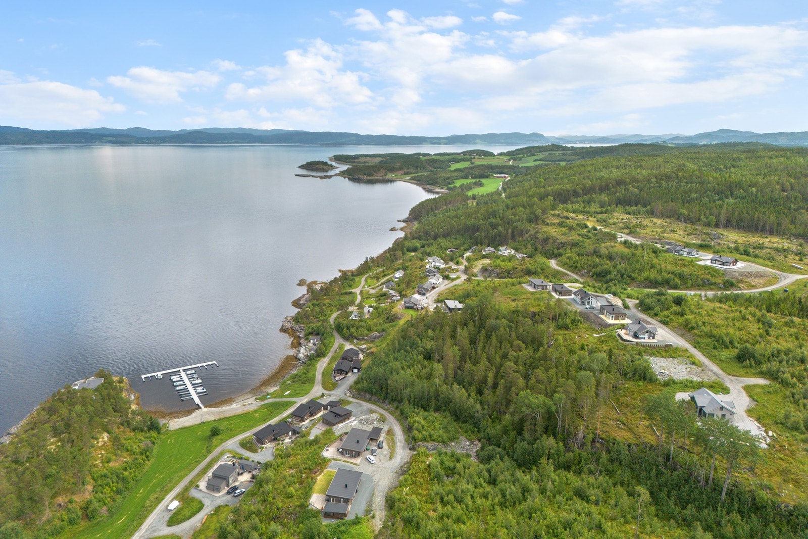 Kort vei via veinett og stier til sjø og marina. Her finner man alt man trenger for å nyte det gode hytteliv. Galleribilde