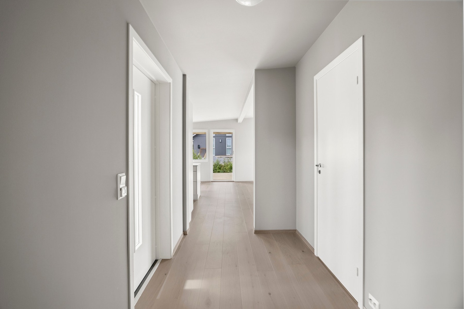 Gang med dør inn til bad, bod og tre soverom Galleribilde