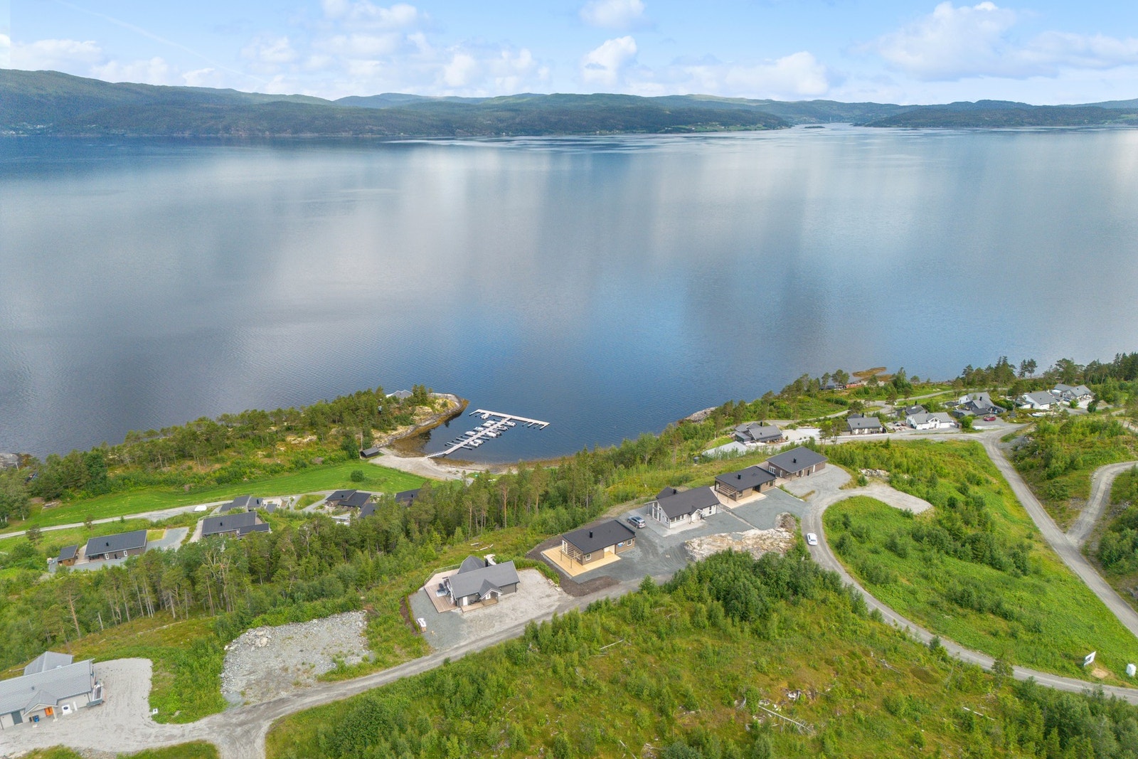 Vikan ligger i et flott friluftsområde langs Den Gyldne Omvei. Både turstier og badeplass er i umiddelbar nærhet. Galleribilde