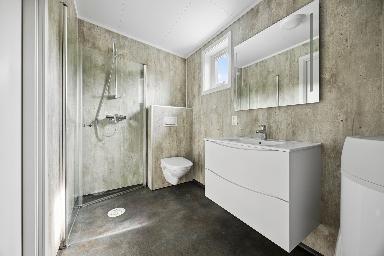 Utstyrt med servantskap, dusj, toalett og opplegg for vaskemaskin Galleribilde